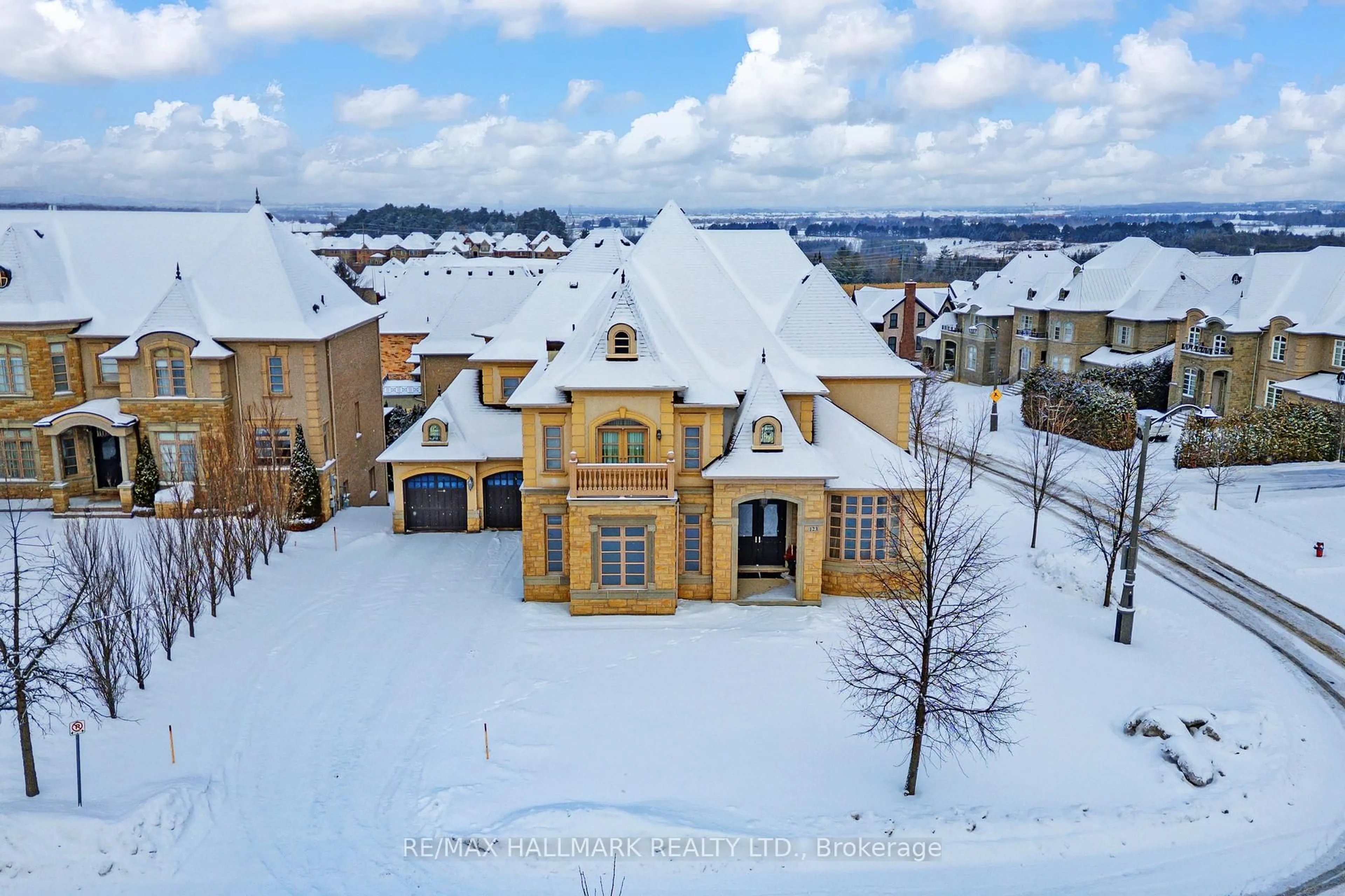 A pic from outside/outdoor area/front of a property/back of a property/a pic from drone, unknown for 123 Carisbrooke Circ, Aurora Ontario L4G 0K4