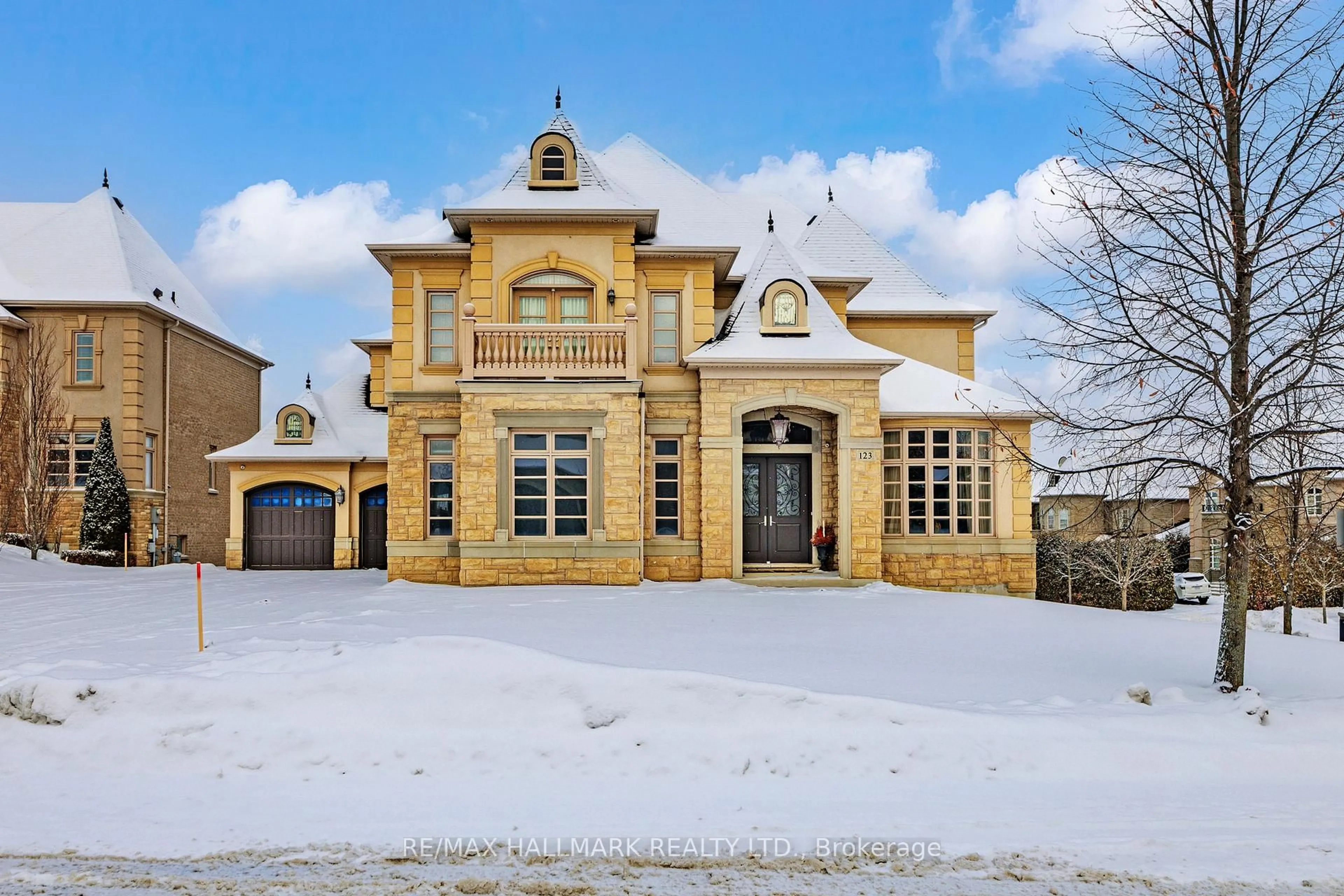 Home with brick exterior material, street for 123 Carisbrooke Circ, Aurora Ontario L4G 0K4