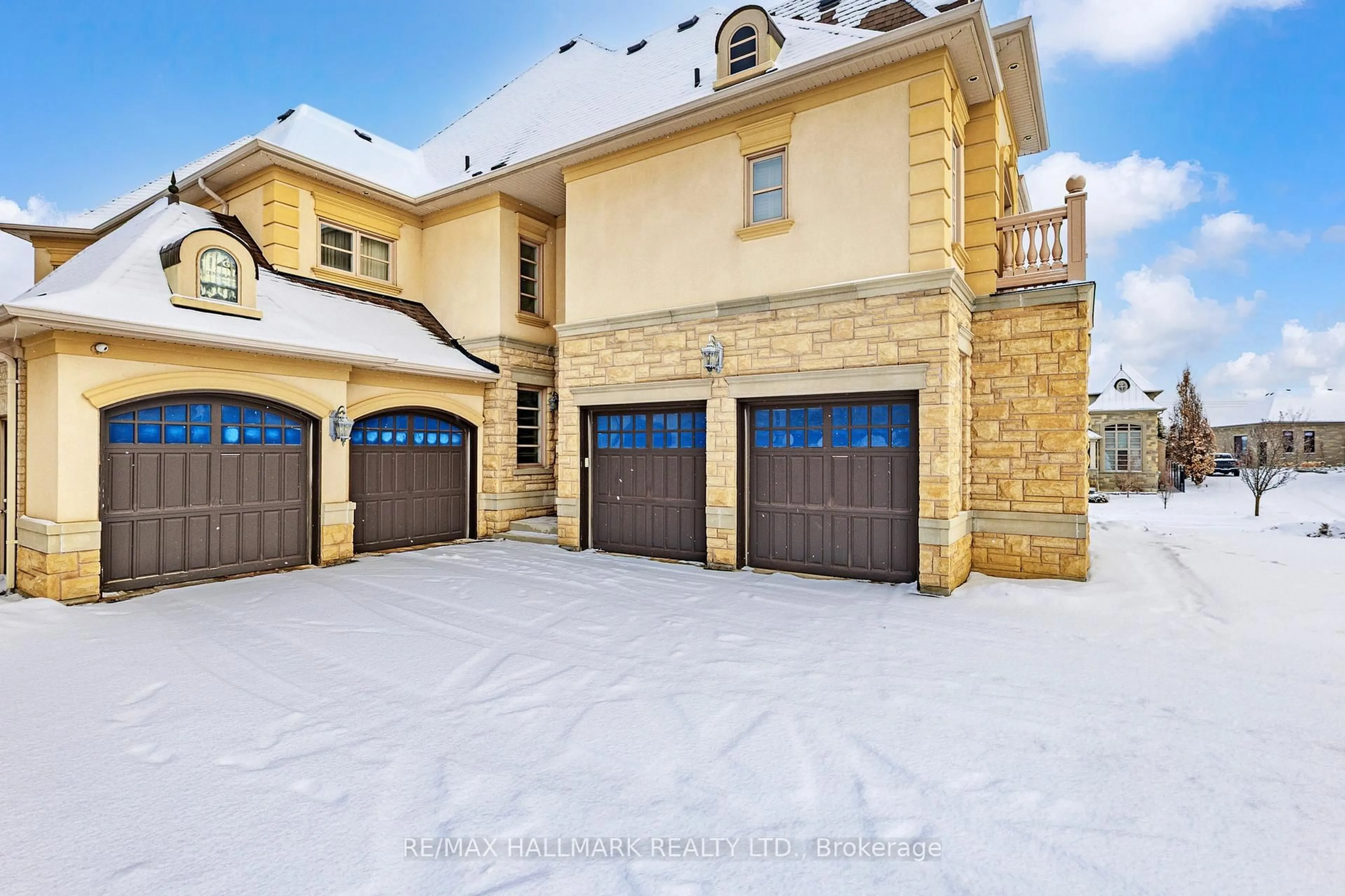 Indoor garage for 123 Carisbrooke Circ, Aurora Ontario L4G 0K4