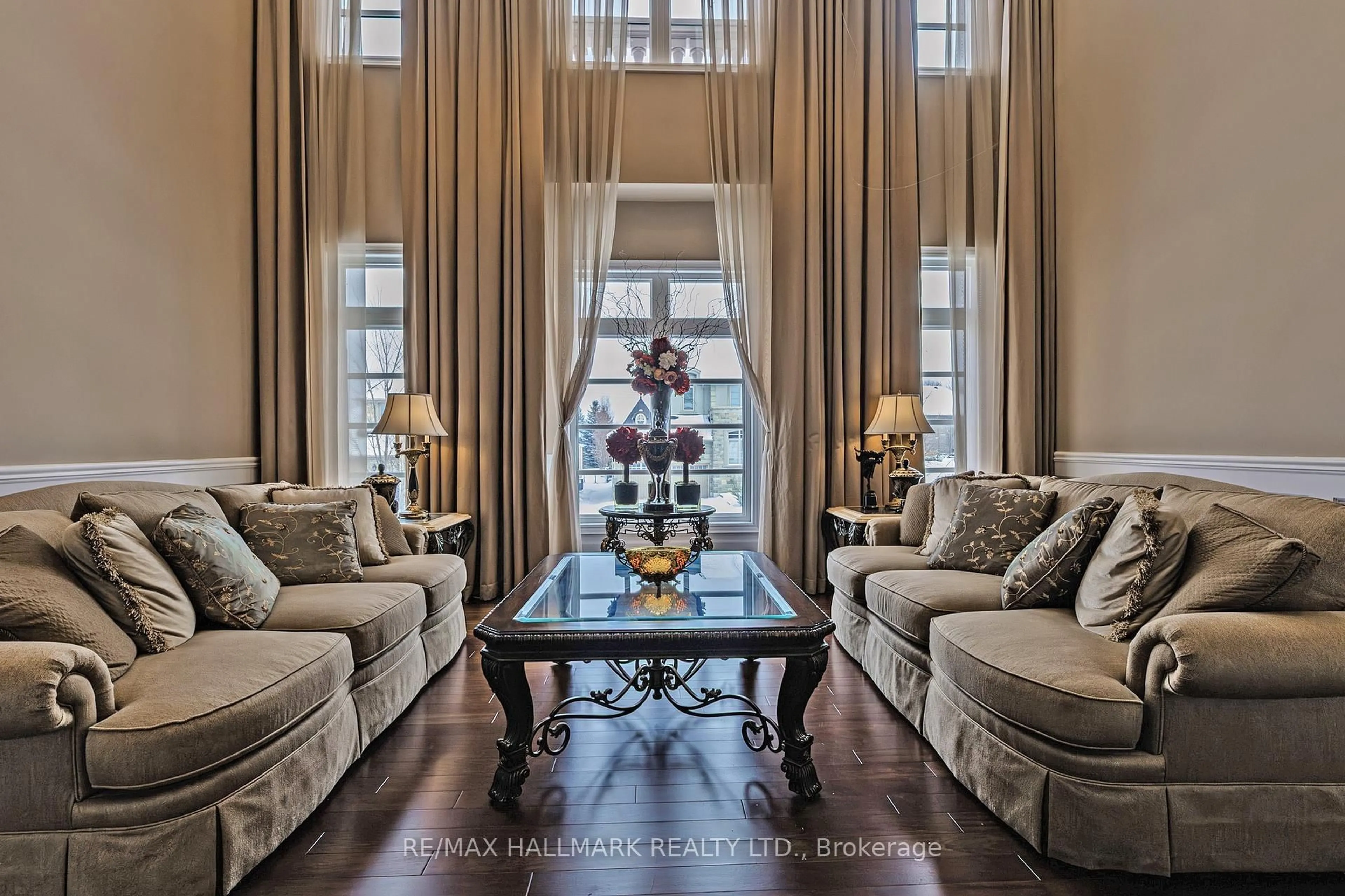 Living room with furniture, unknown for 123 Carisbrooke Circ, Aurora Ontario L4G 0K4