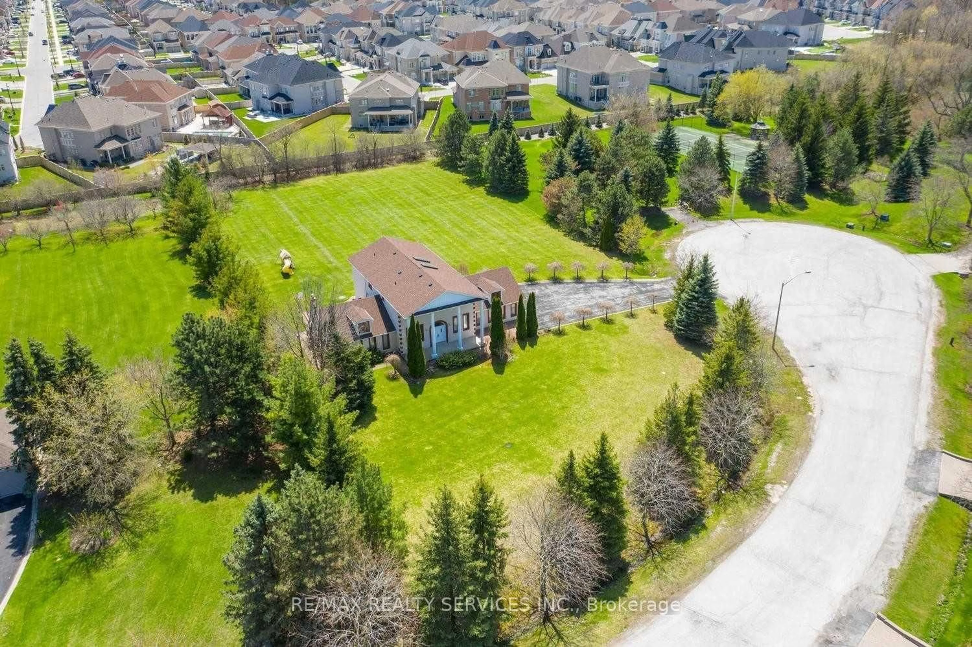 A pic from outside/outdoor area/front of a property/back of a property/a pic from drone, mountain view for 331 Greenbrooke Dr, Vaughan Ontario L4L 8L1