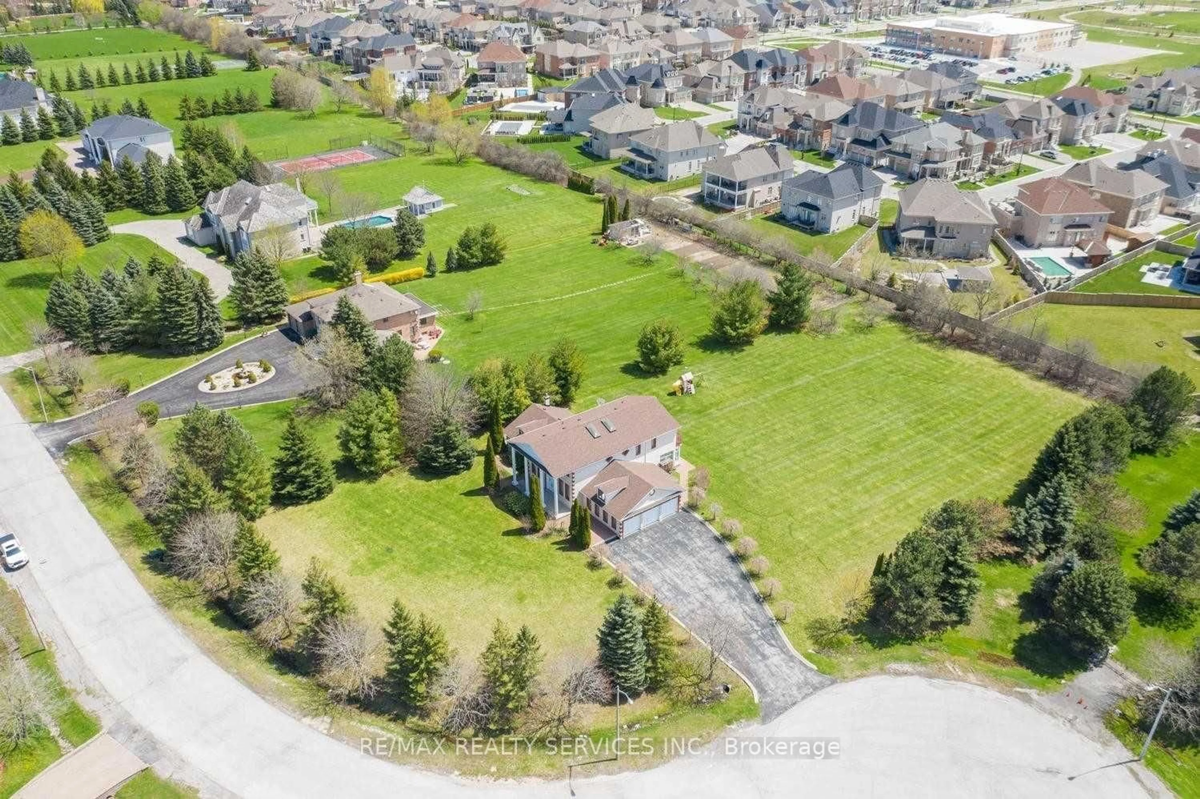 A pic from outside/outdoor area/front of a property/back of a property/a pic from drone, street for 331 Greenbrooke Dr, Vaughan Ontario L4L 8L1