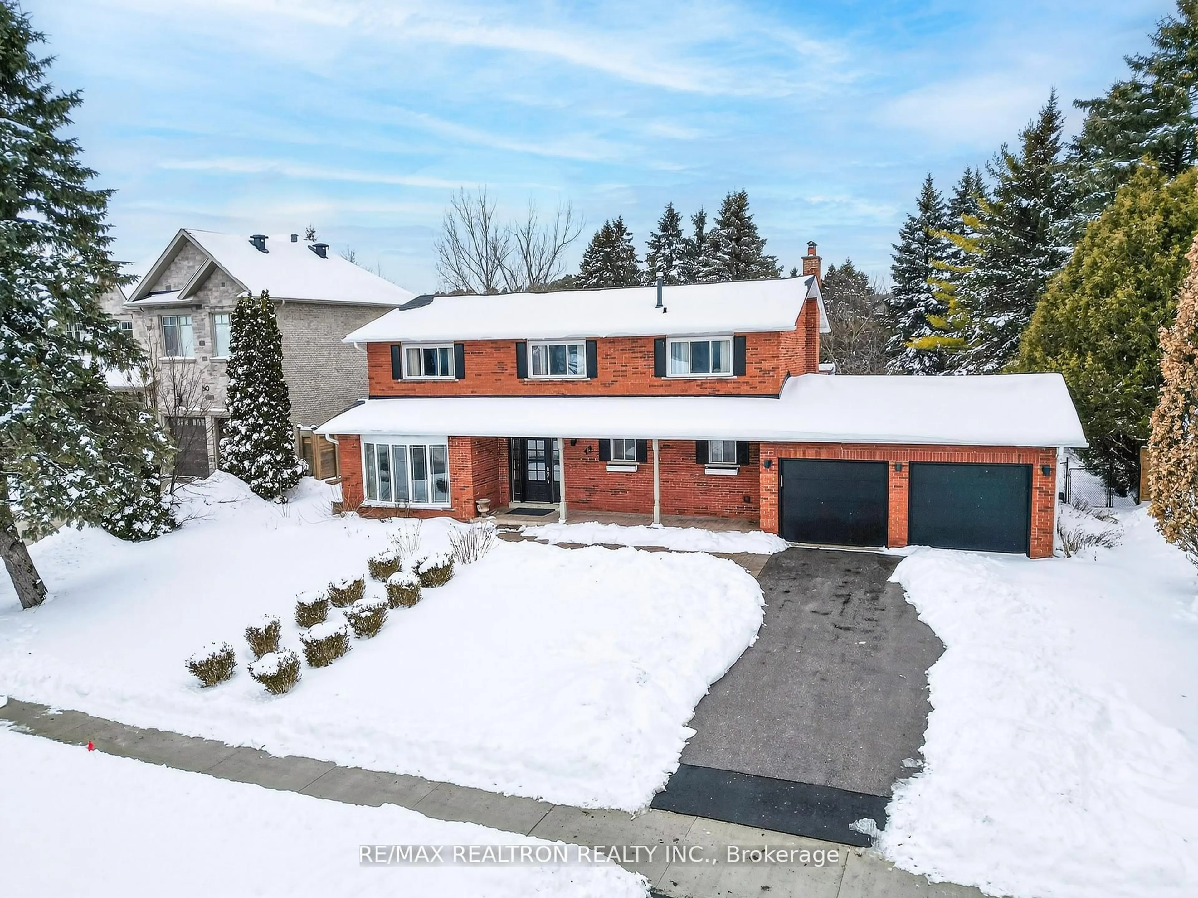 A pic from outside/outdoor area/front of a property/back of a property/a pic from drone, street for 42 Blackforest Dr, Richmond Hill Ontario L4E 2N6