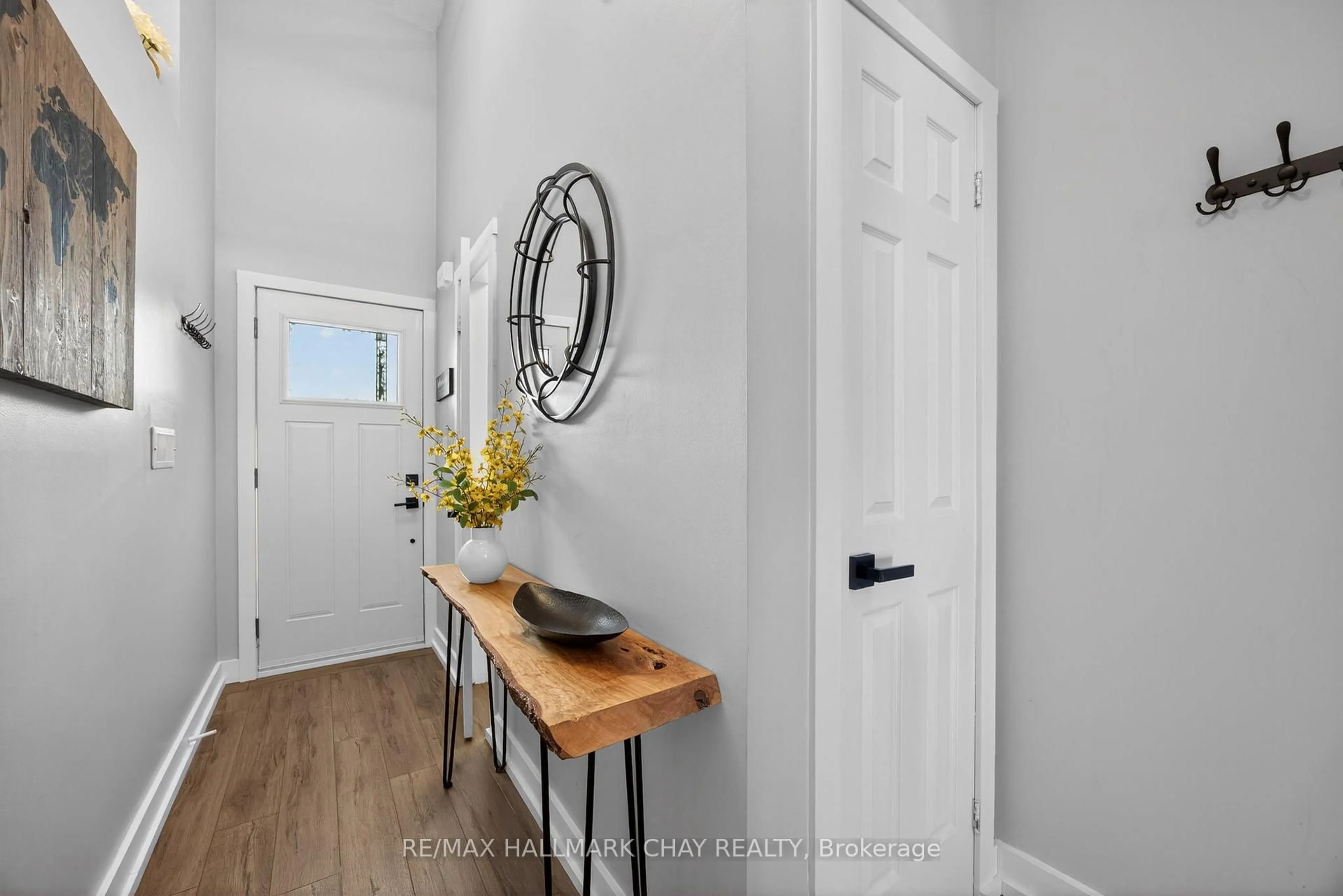 Indoor entryway for 1412 Forest St, Innisfil Ontario L9S 4Y4
