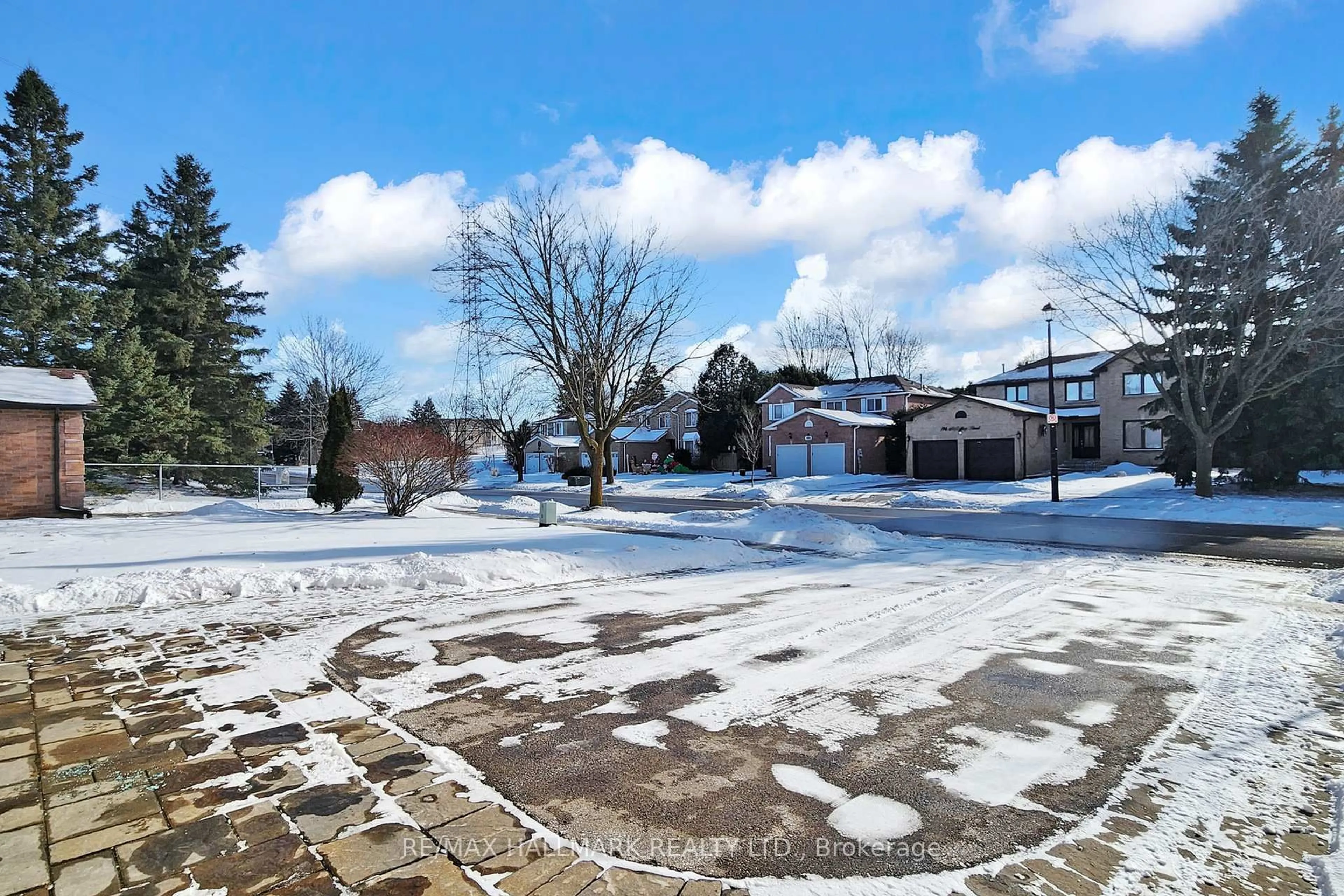 A pic from outside/outdoor area/front of a property/back of a property/a pic from drone, street for 197 Mccaffrey Rd, Newmarket Ontario L3X 1K1