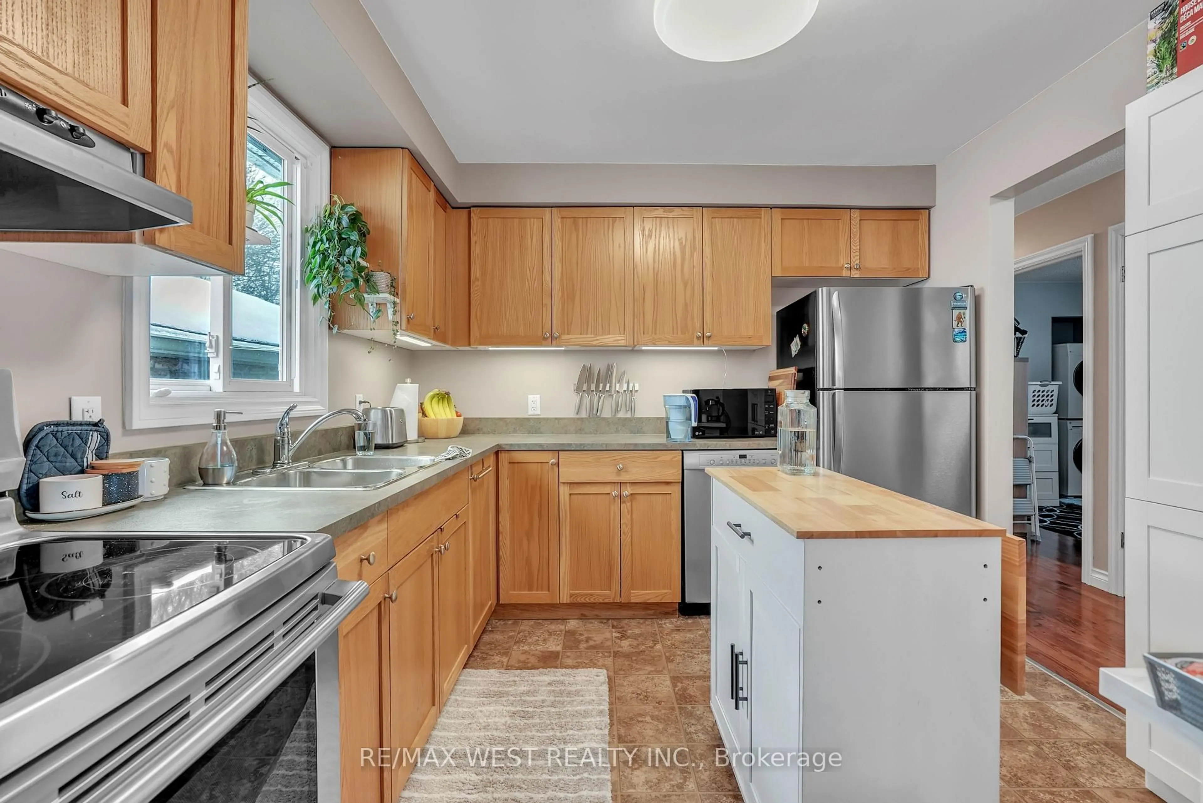 Standard kitchen, unknown for 172 Queen St, New Tecumseth Ontario L9R 1K2