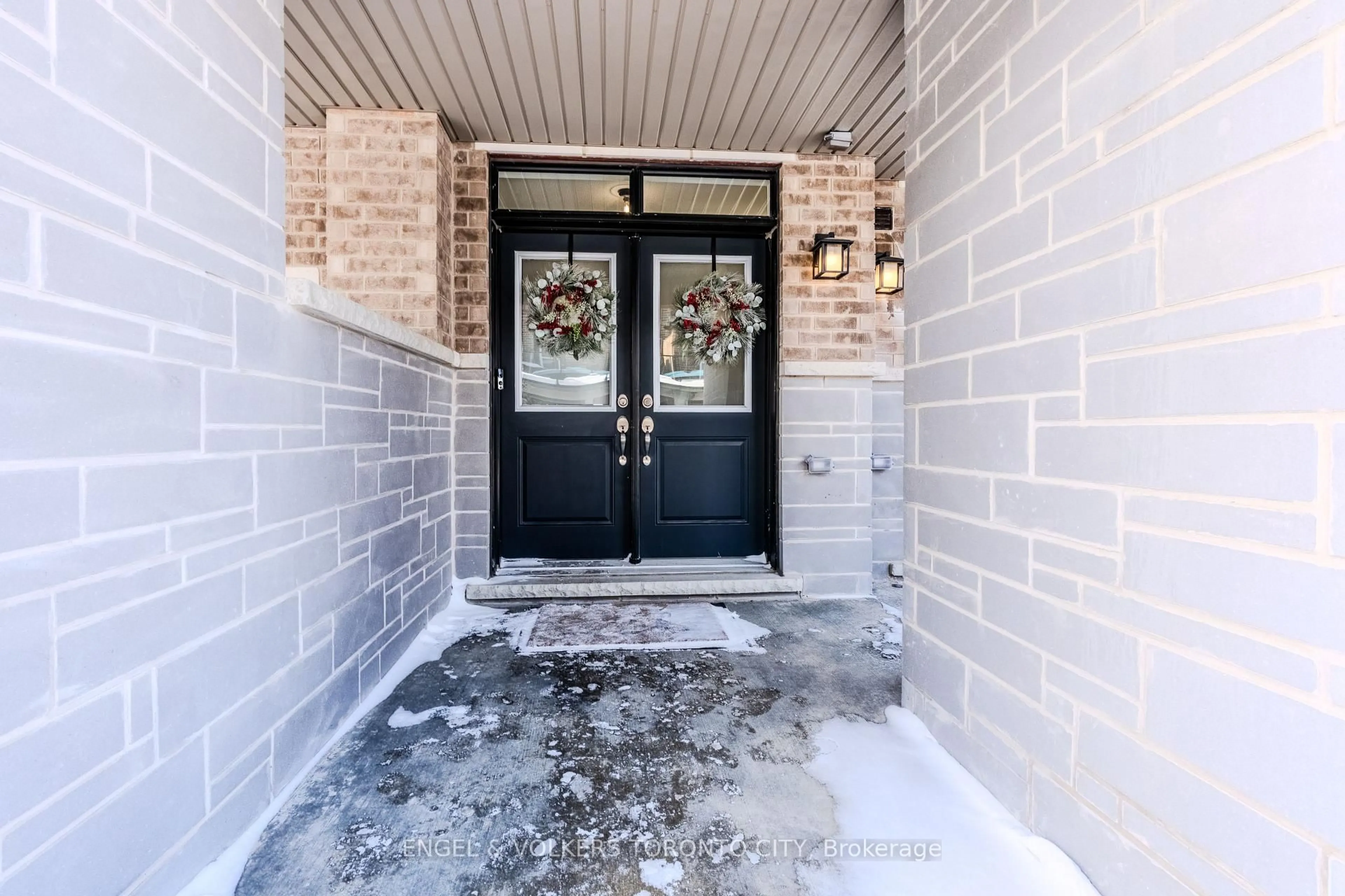 Indoor entryway for 43 Holyrood Cres, Vaughan Ontario L4H 5G2