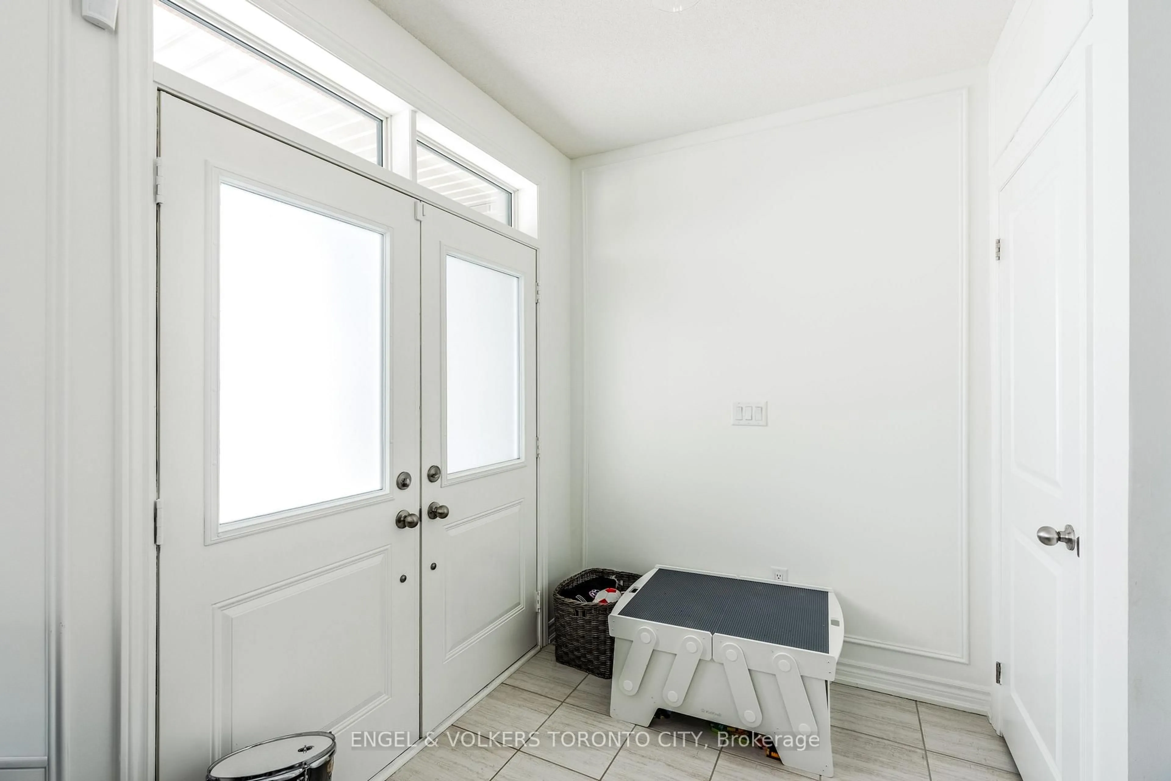 Indoor entryway for 43 Holyrood Cres, Vaughan Ontario L4H 5G2