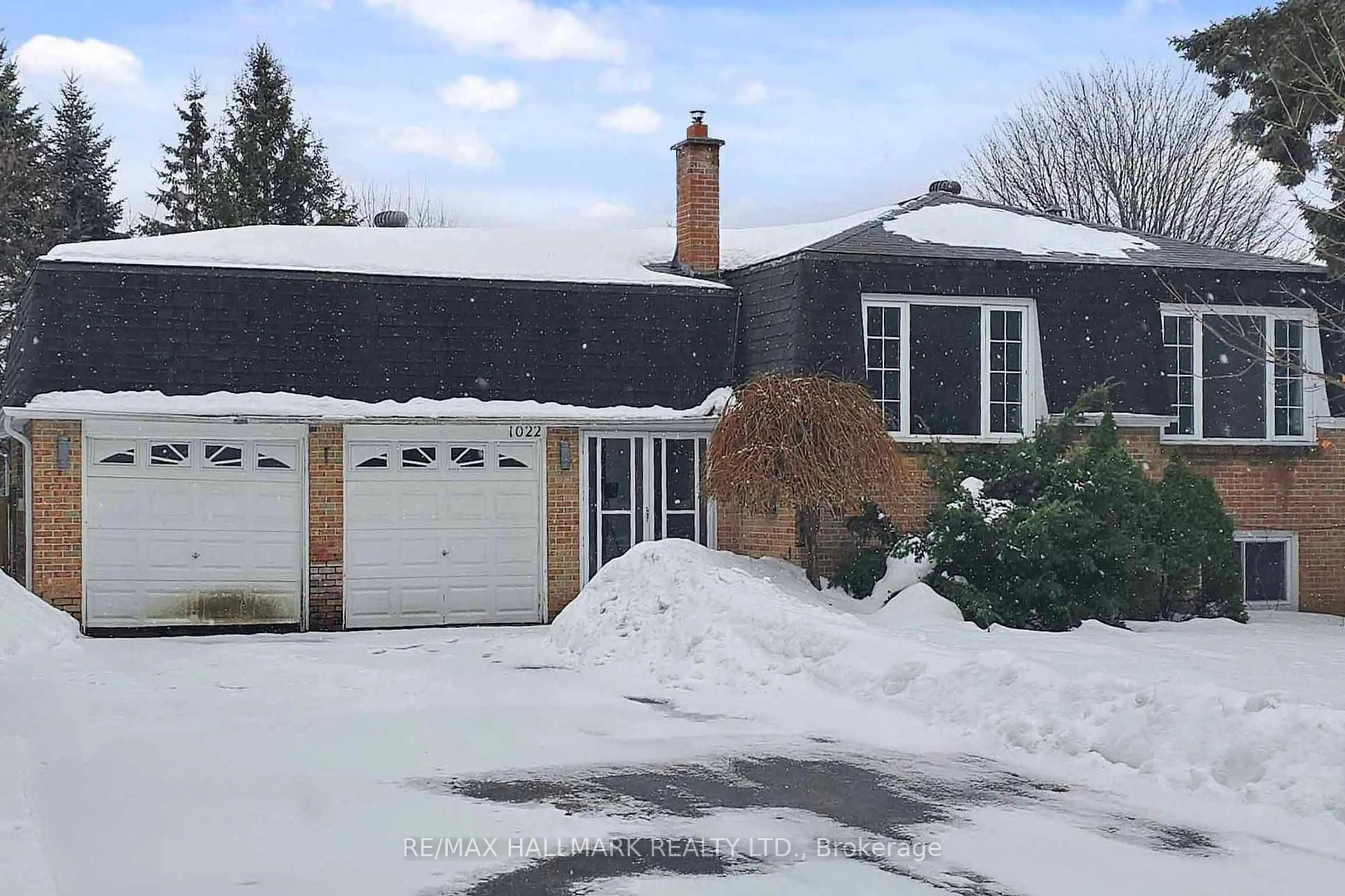 A pic from outside/outdoor area/front of a property/back of a property/a pic from drone, street for 1022 Janette St, Newmarket Ontario L3Y 3C5