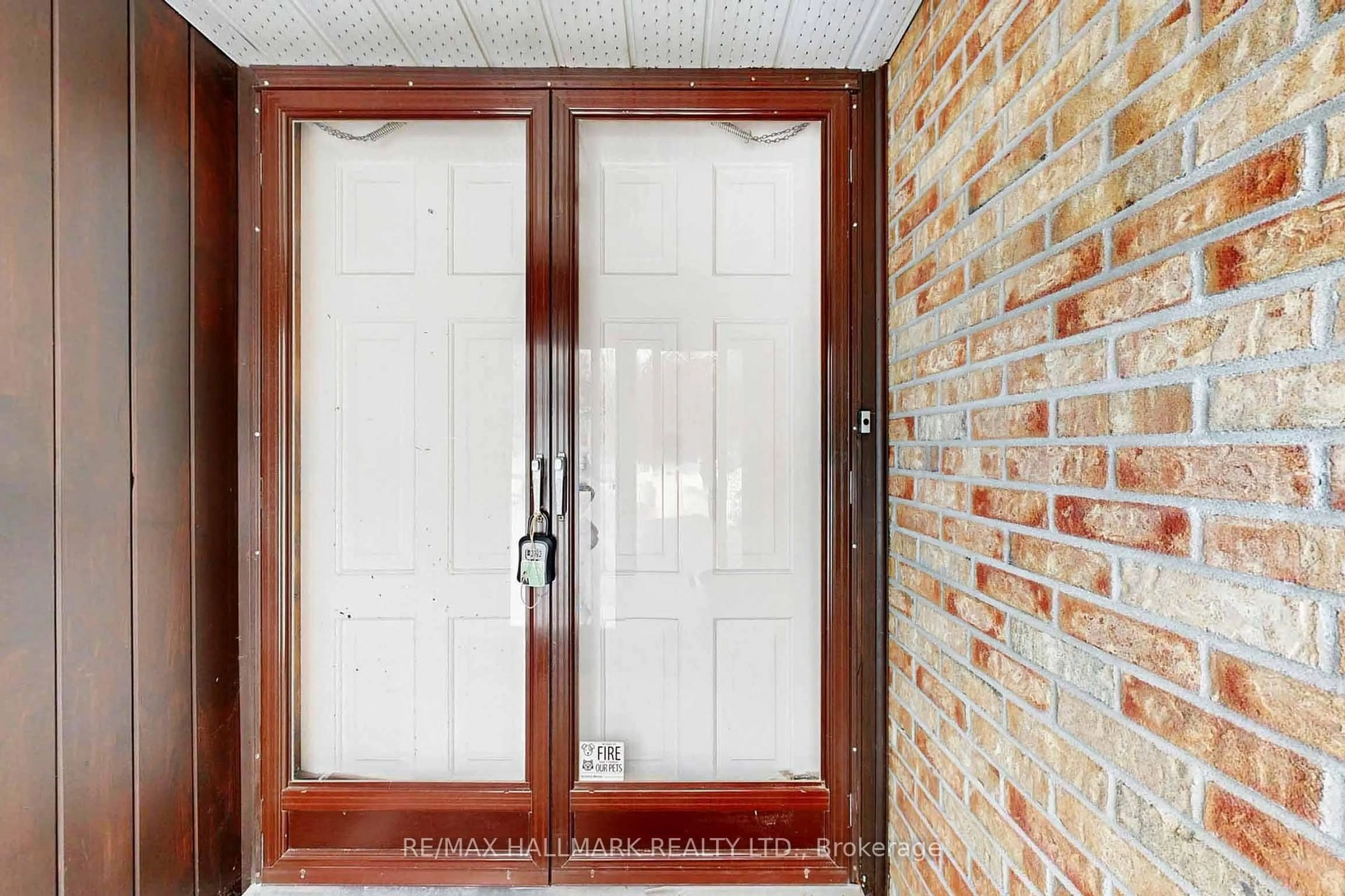 Indoor entryway for 1022 Janette St, Newmarket Ontario L3Y 3C5