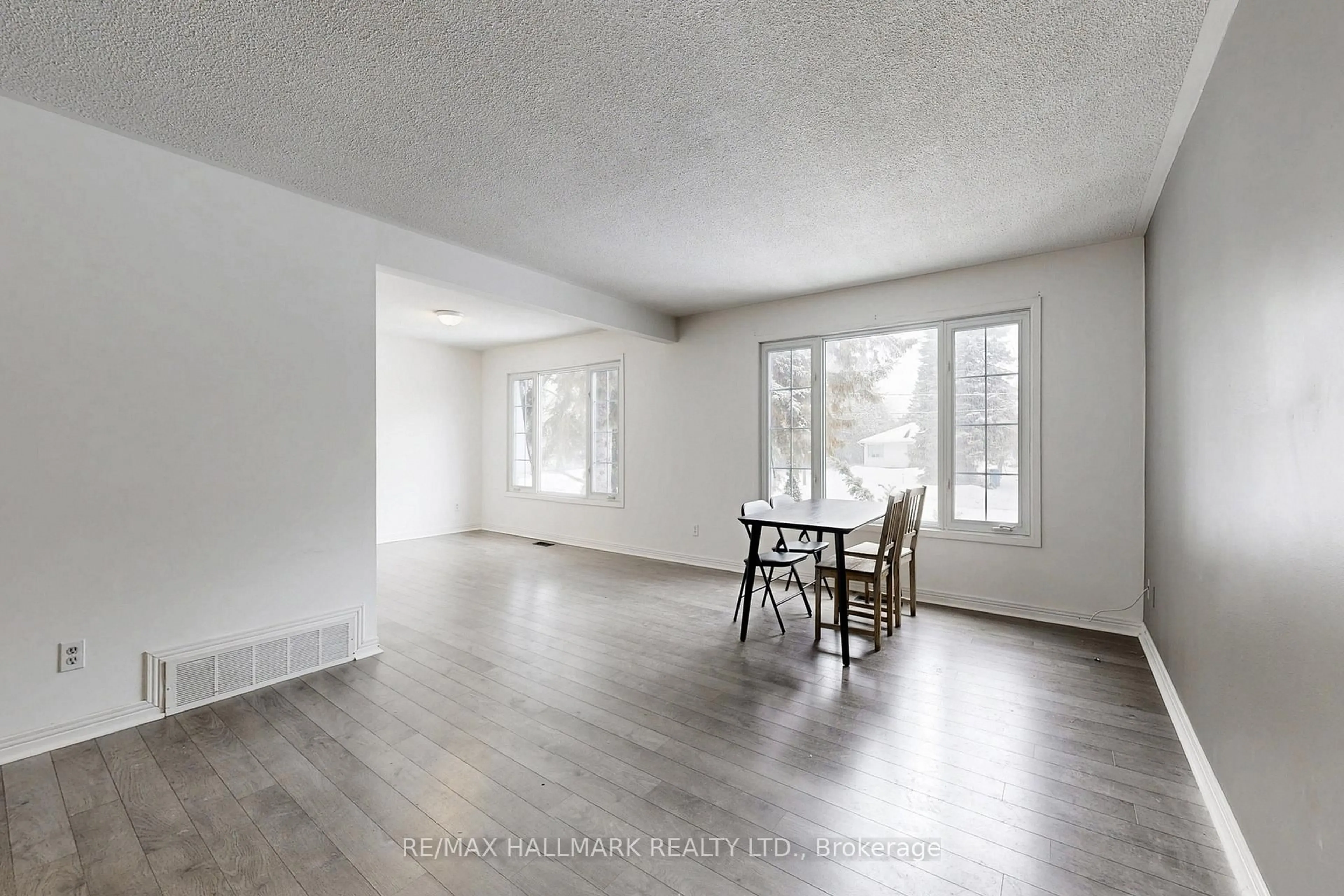A pic of a room for 1022 Janette St, Newmarket Ontario L3Y 3C5