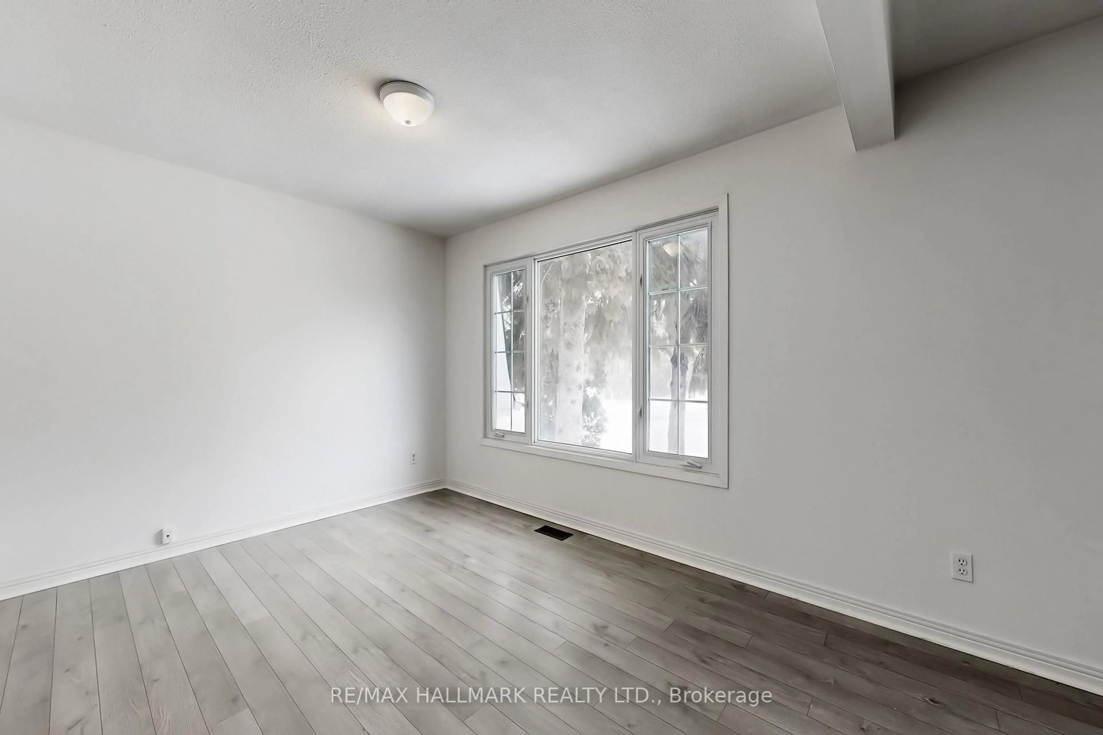 A pic of a room for 1022 Janette St, Newmarket Ontario L3Y 3C5