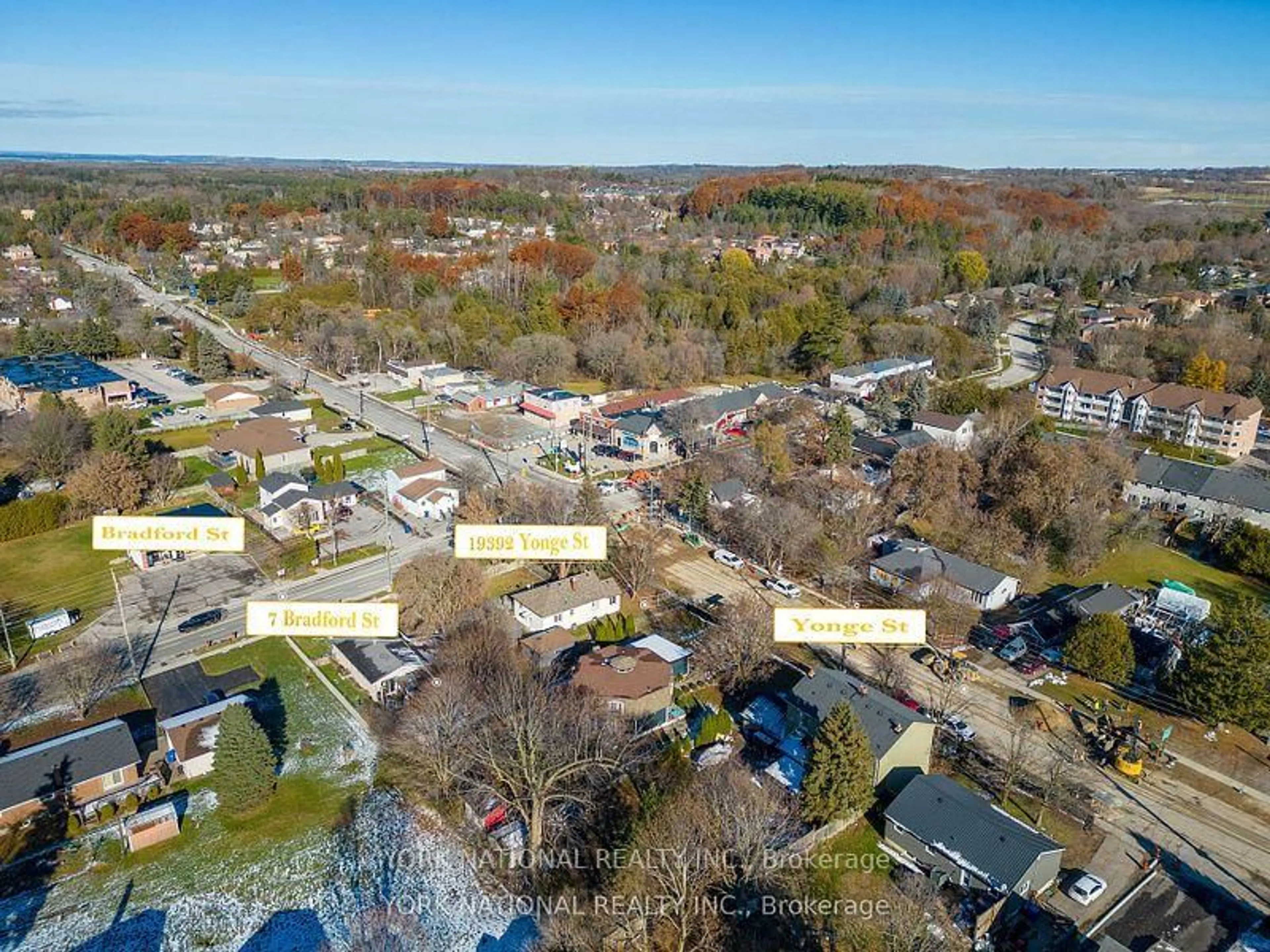 A pic from outside/outdoor area/front of a property/back of a property/a pic from drone, street for 7 Bradford St, East Gwillimbury Ontario L9N 1L6