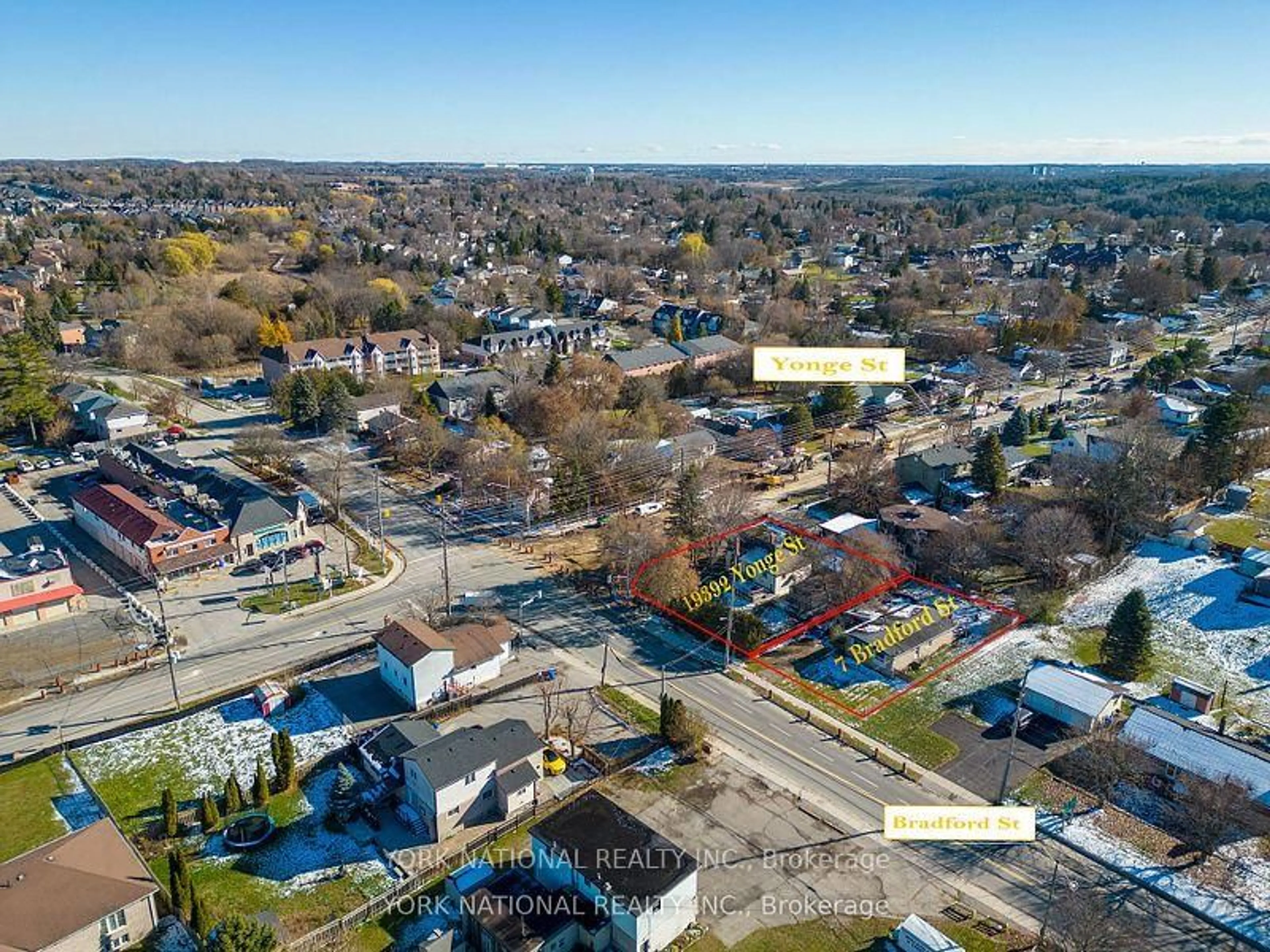 A pic from outside/outdoor area/front of a property/back of a property/a pic from drone, street for 7 Bradford St, East Gwillimbury Ontario L9N 1L6