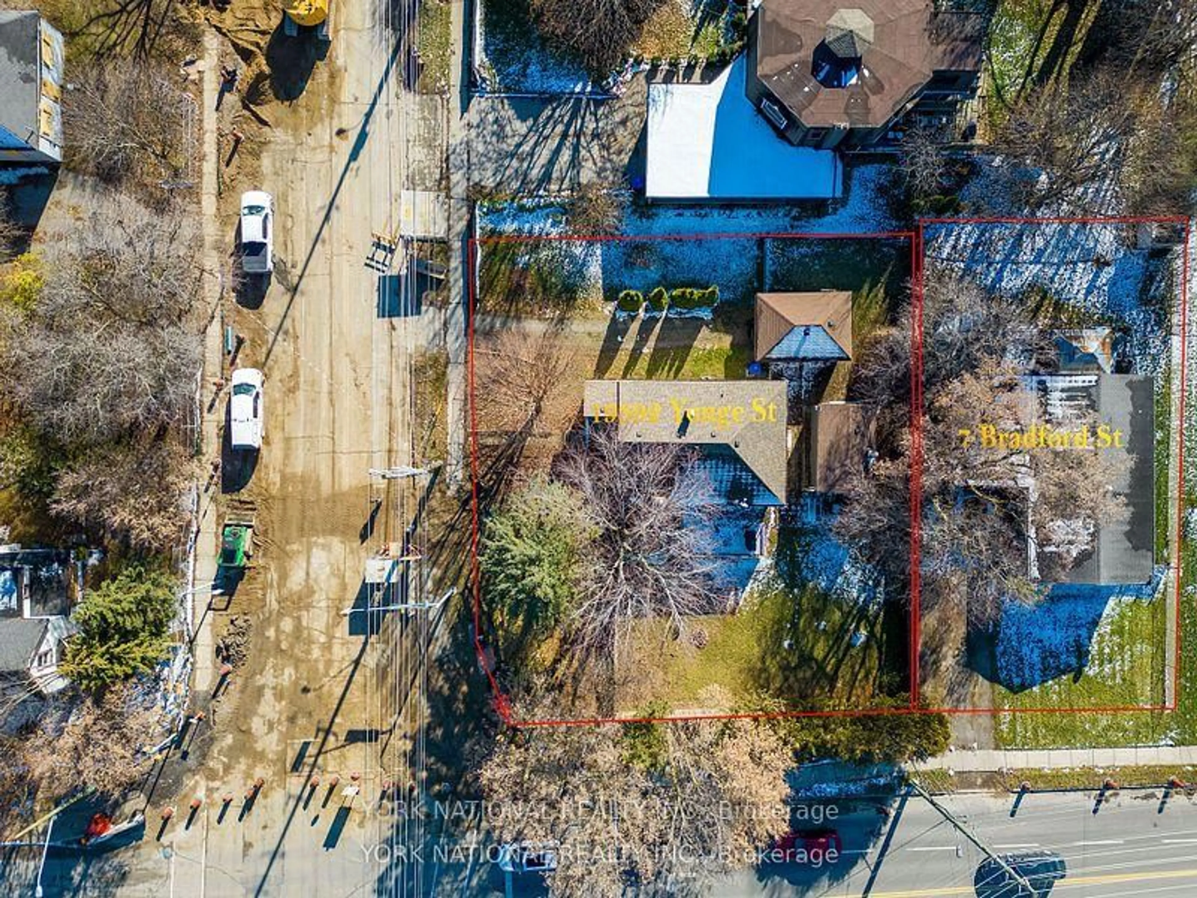 A pic from outside/outdoor area/front of a property/back of a property/a pic from drone, street for 7 Bradford St, East Gwillimbury Ontario L9N 1L6