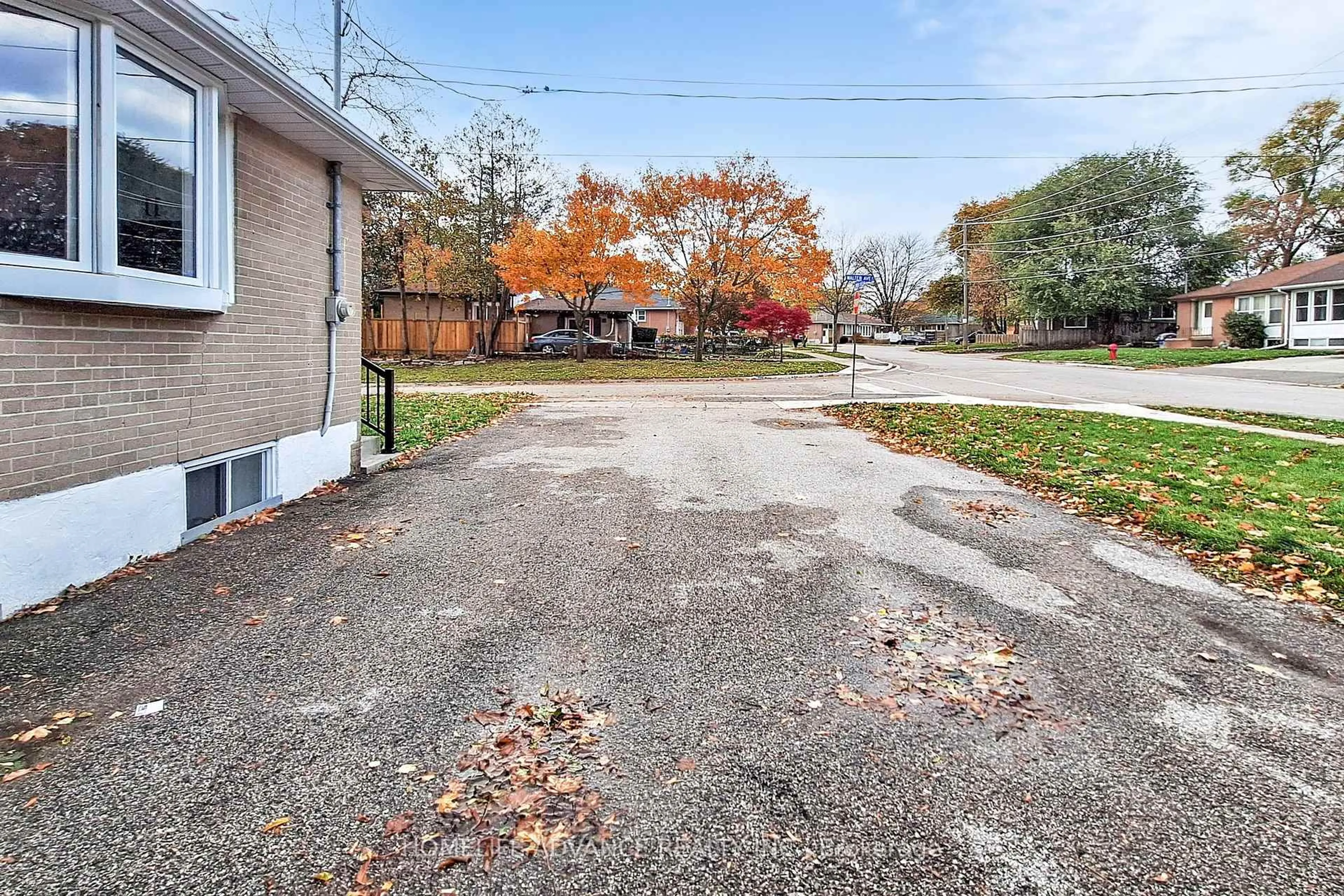 Patio, street for 1 Walter Ave, Newmarket Ontario L3Y 2T2