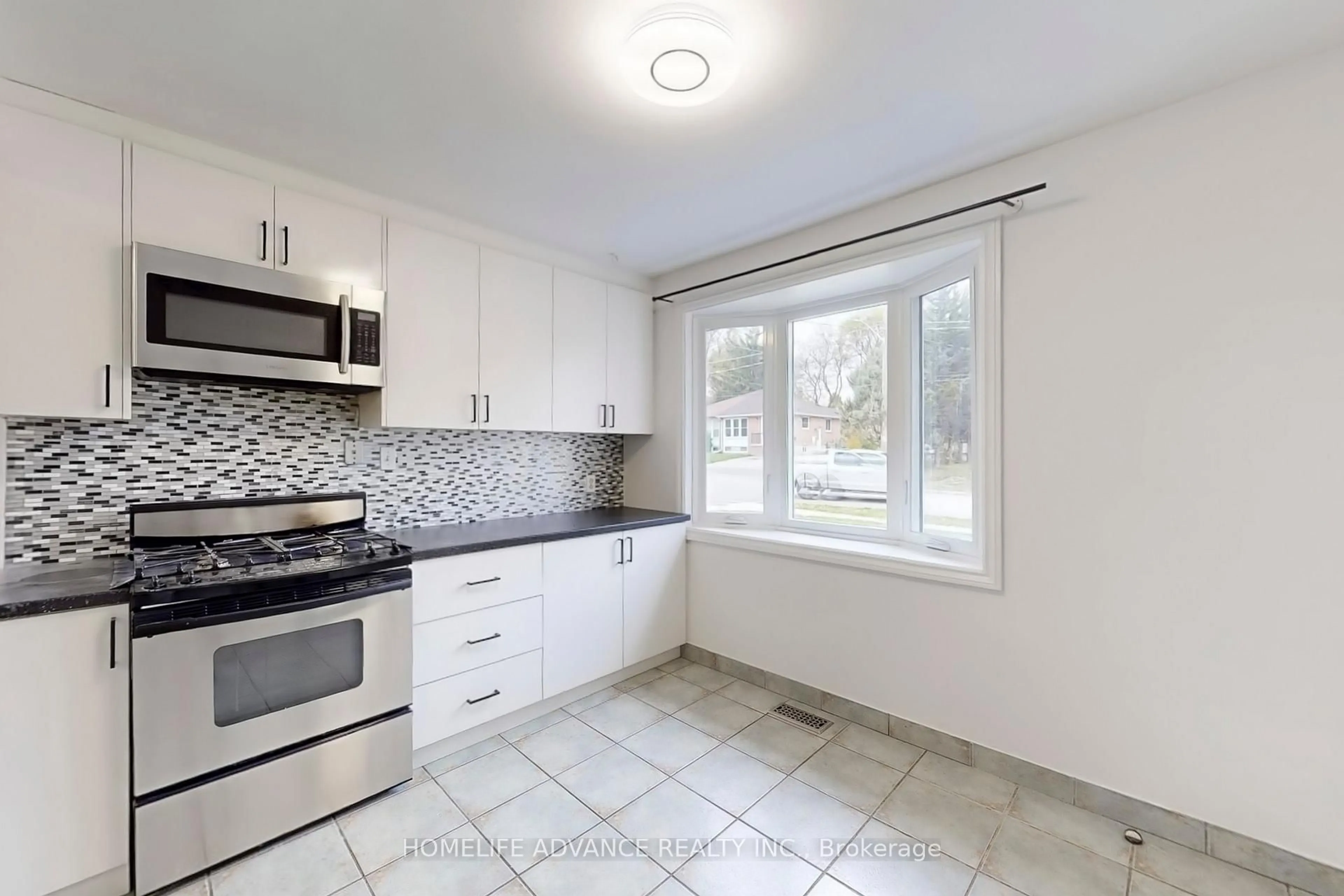 Standard kitchen, ceramic/tile floor for 1 Walter Ave, Newmarket Ontario L3Y 2T2