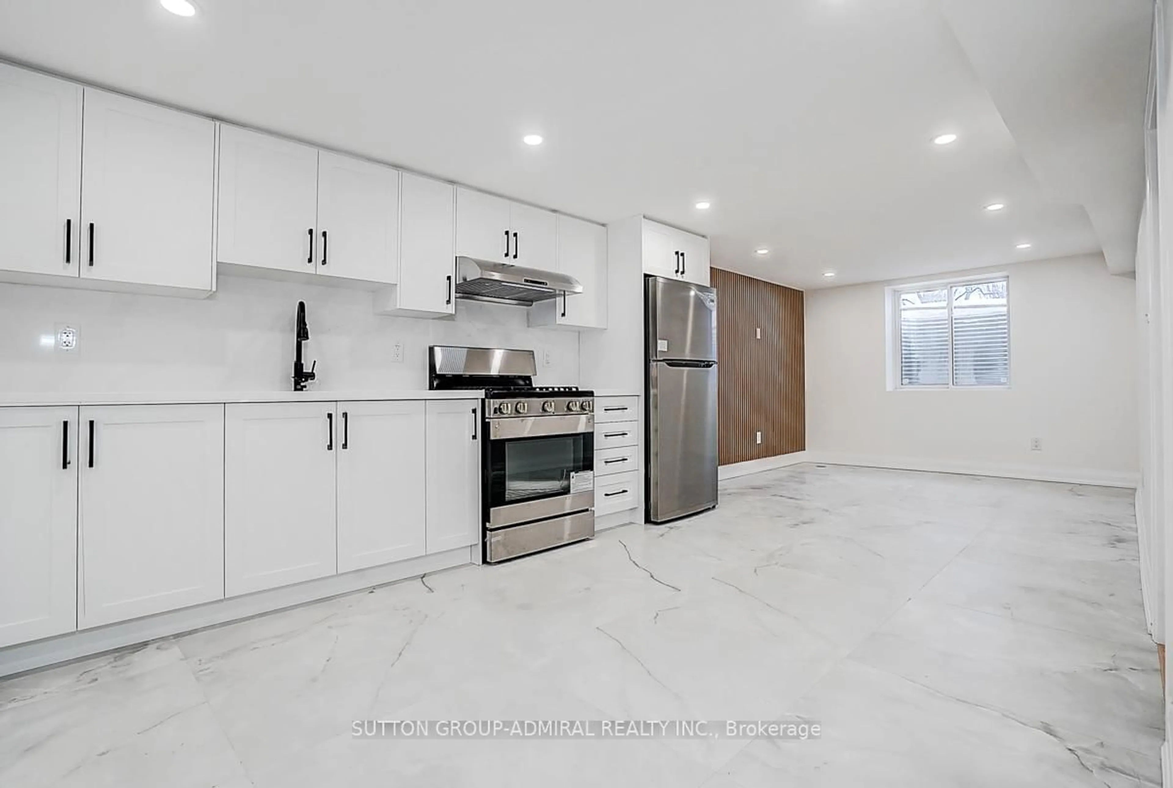 Open concept kitchen, ceramic/tile floor for 176 Cherrywood Dr, Newmarket Ontario L3Y 2X8