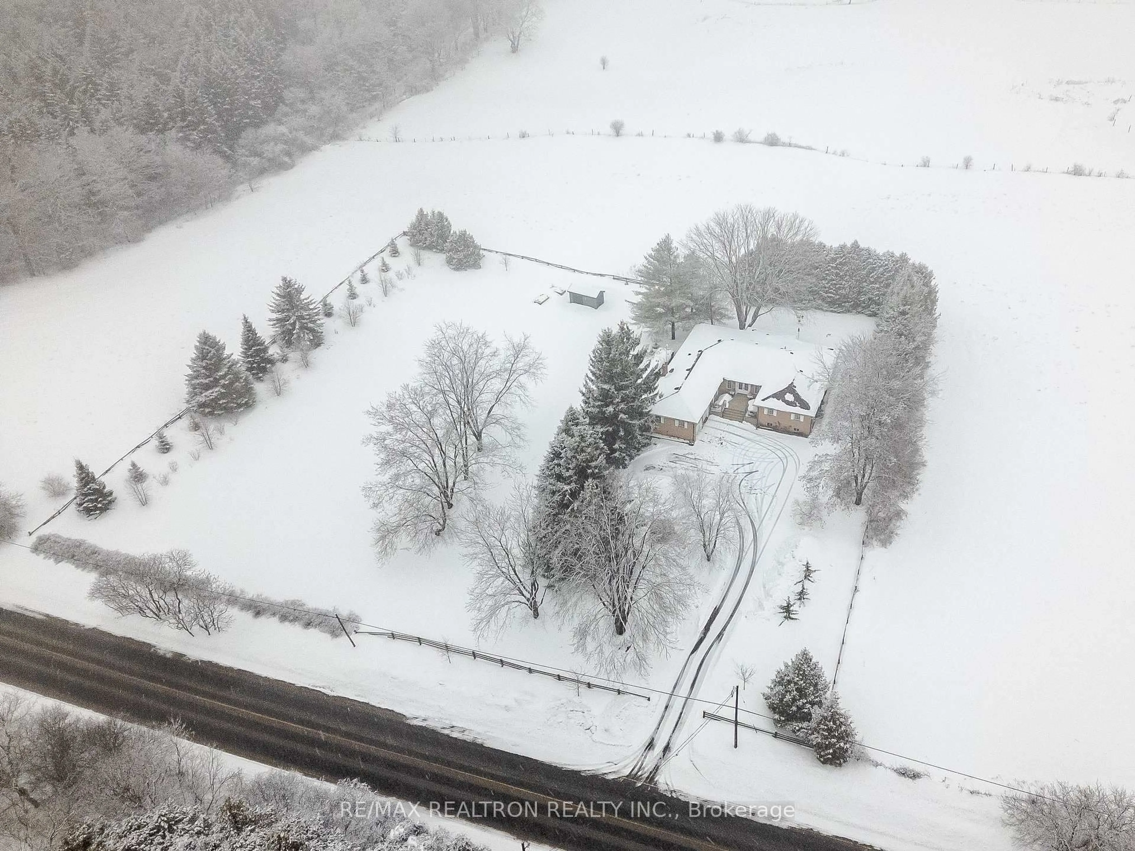 A pic from outside/outdoor area/front of a property/back of a property/a pic from drone, street for 240 Webb Rd, Uxbridge Ontario L4A 7X4