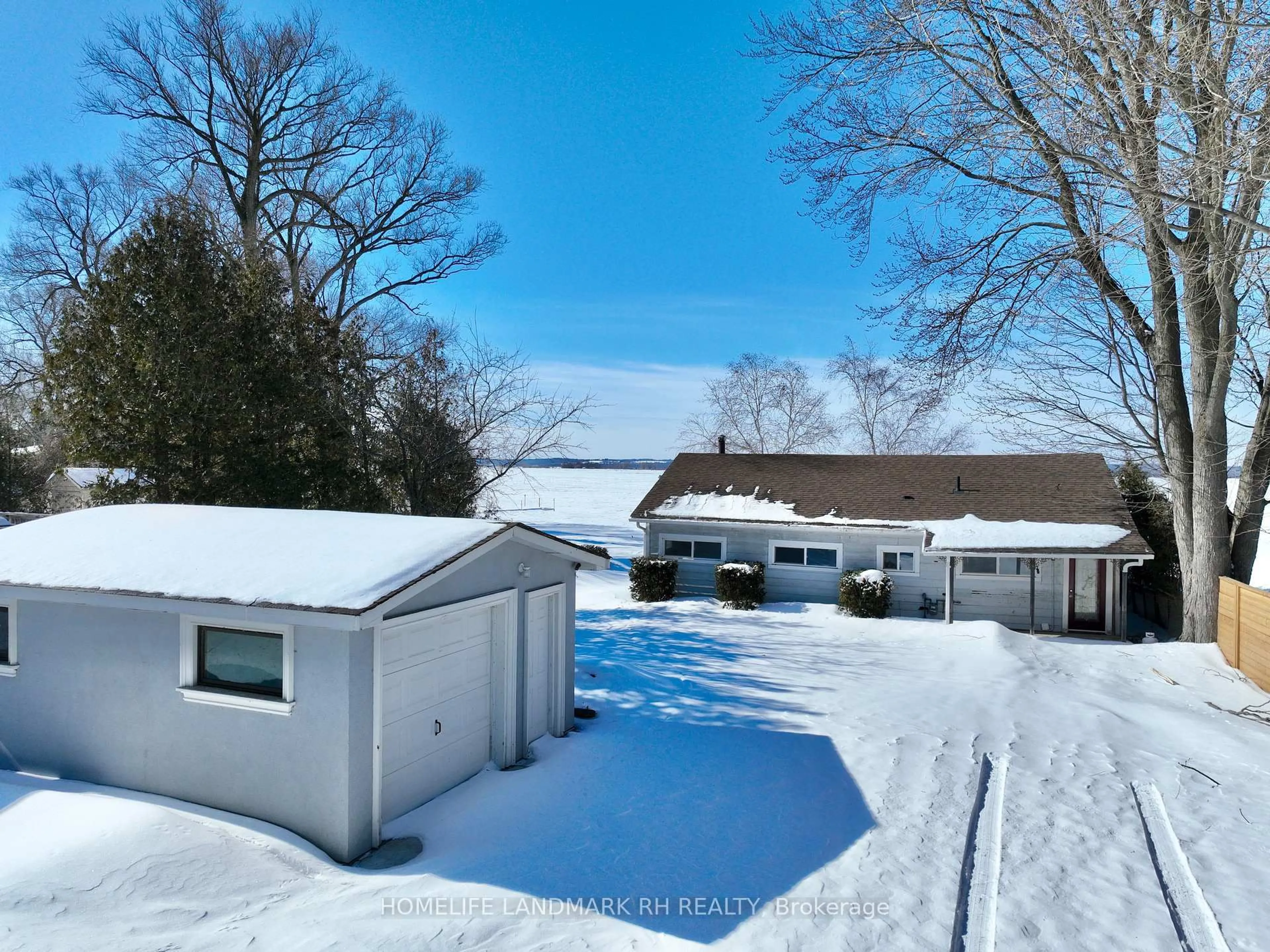 A pic from outside/outdoor area/front of a property/back of a property/a pic from drone, street for 586 Lake Dr, Georgina Ontario L4P 1T3