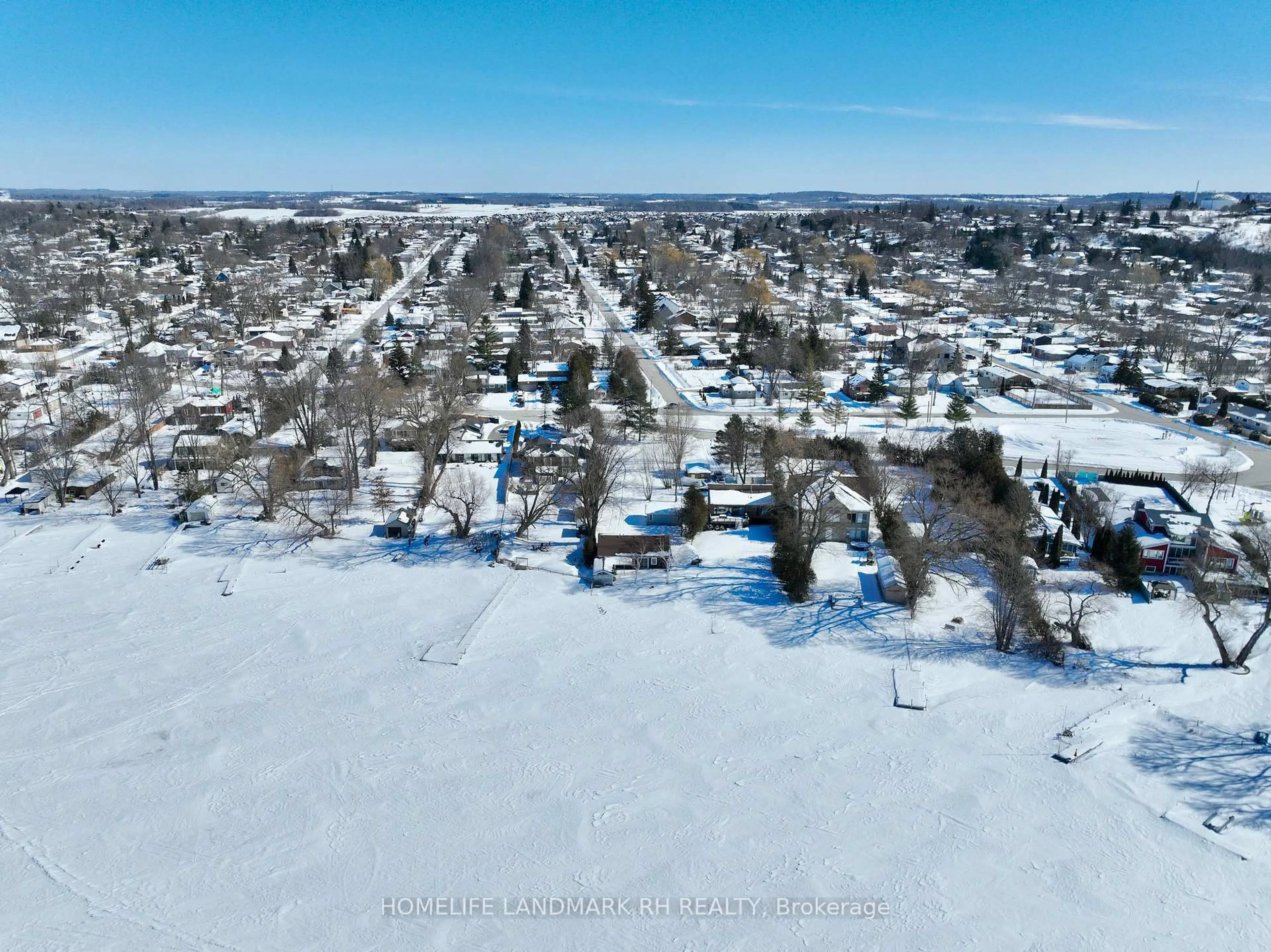 A pic from outside/outdoor area/front of a property/back of a property/a pic from drone, street for 586 Lake Dr, Georgina Ontario L4P 1T3
