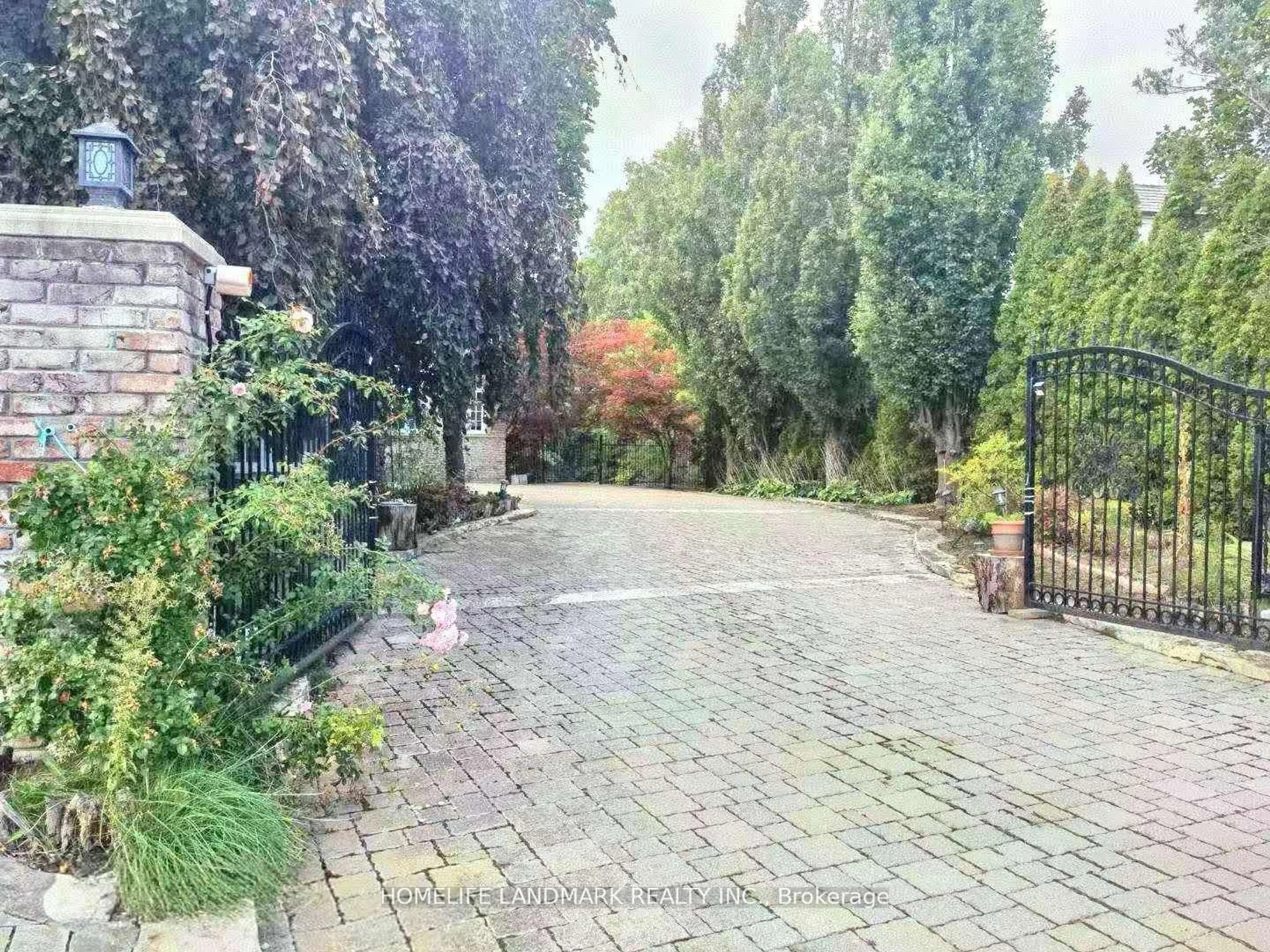 A pic from outside/outdoor area/front of a property/back of a property/a pic from drone, street for 42 Maryvale Cres, Richmond Hill Ontario L4C 6P8