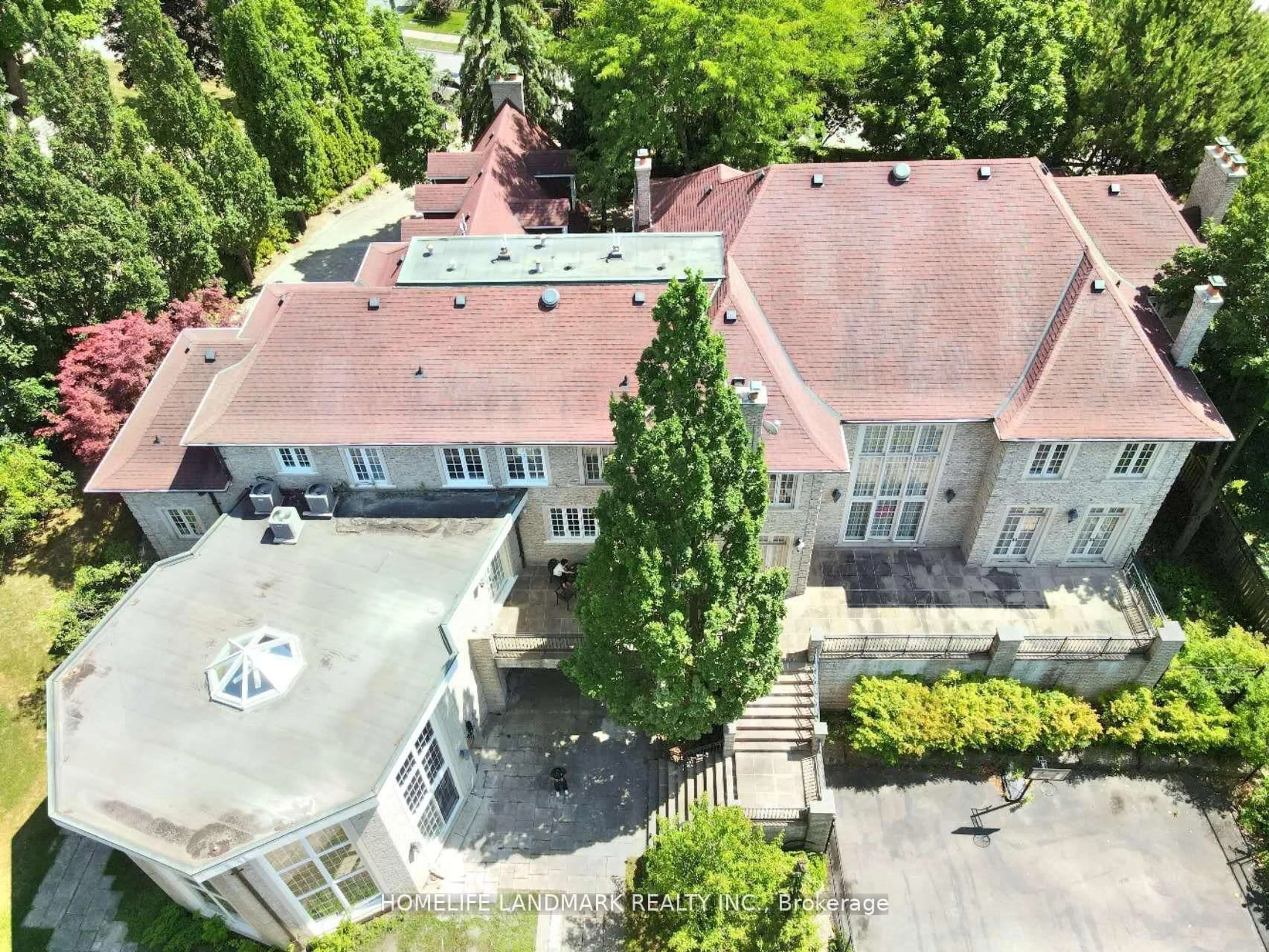 A pic from outside/outdoor area/front of a property/back of a property/a pic from drone, city buildings view from balcony for 42 Maryvale Cres, Richmond Hill Ontario L4C 6P8