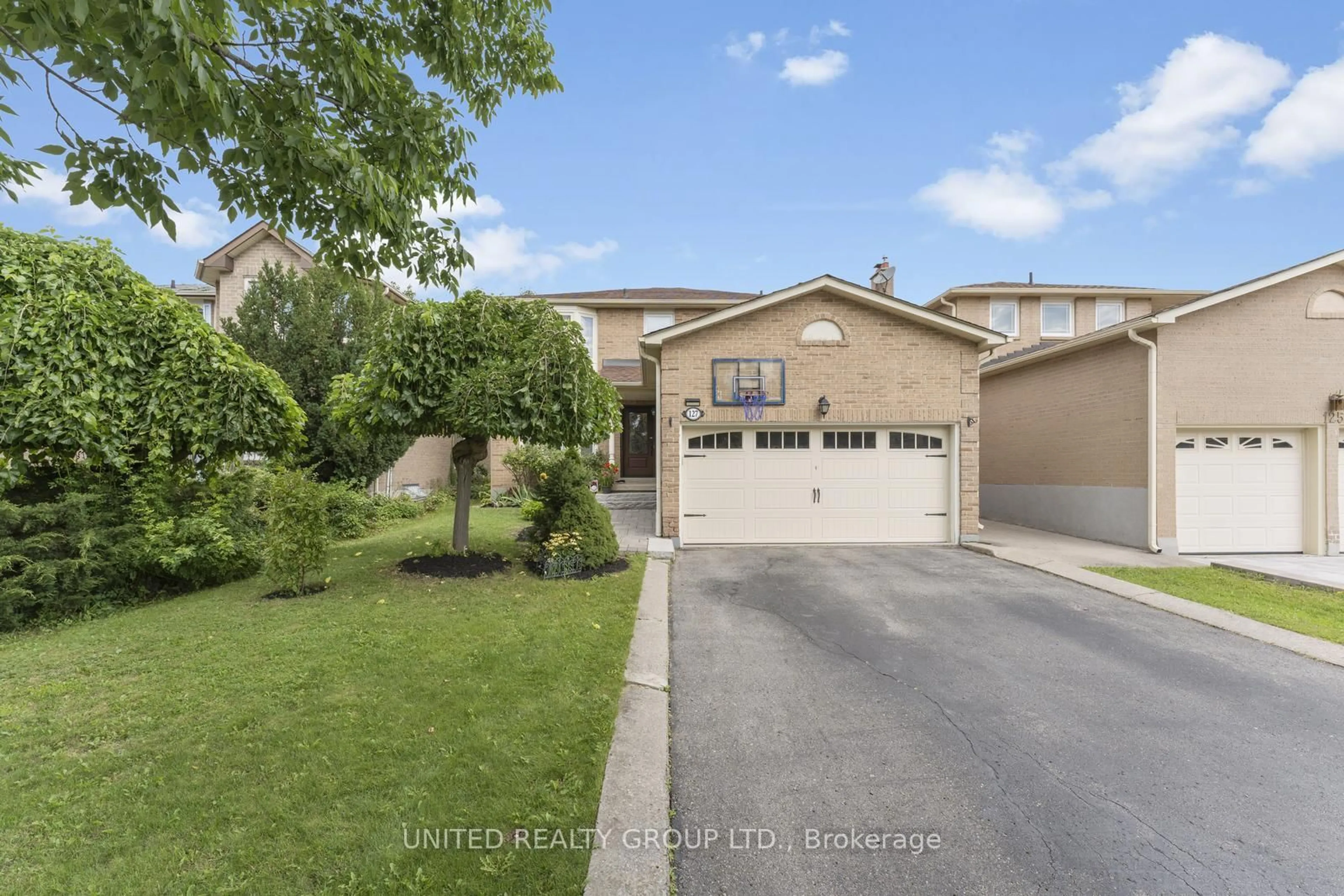 A pic from outside/outdoor area/front of a property/back of a property/a pic from drone, street for 127 O'Connor Cres, Richmond Hill Ontario L4C 7R7