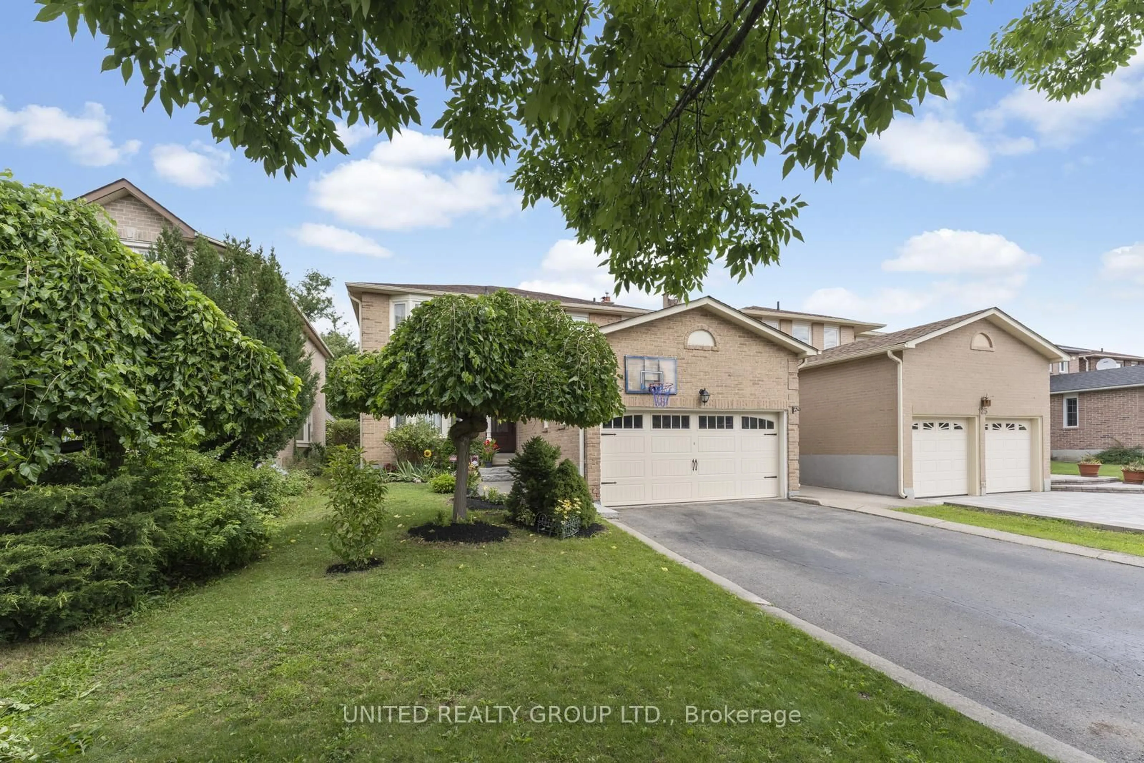 A pic from outside/outdoor area/front of a property/back of a property/a pic from drone, street for 127 O'Connor Cres, Richmond Hill Ontario L4C 7R7