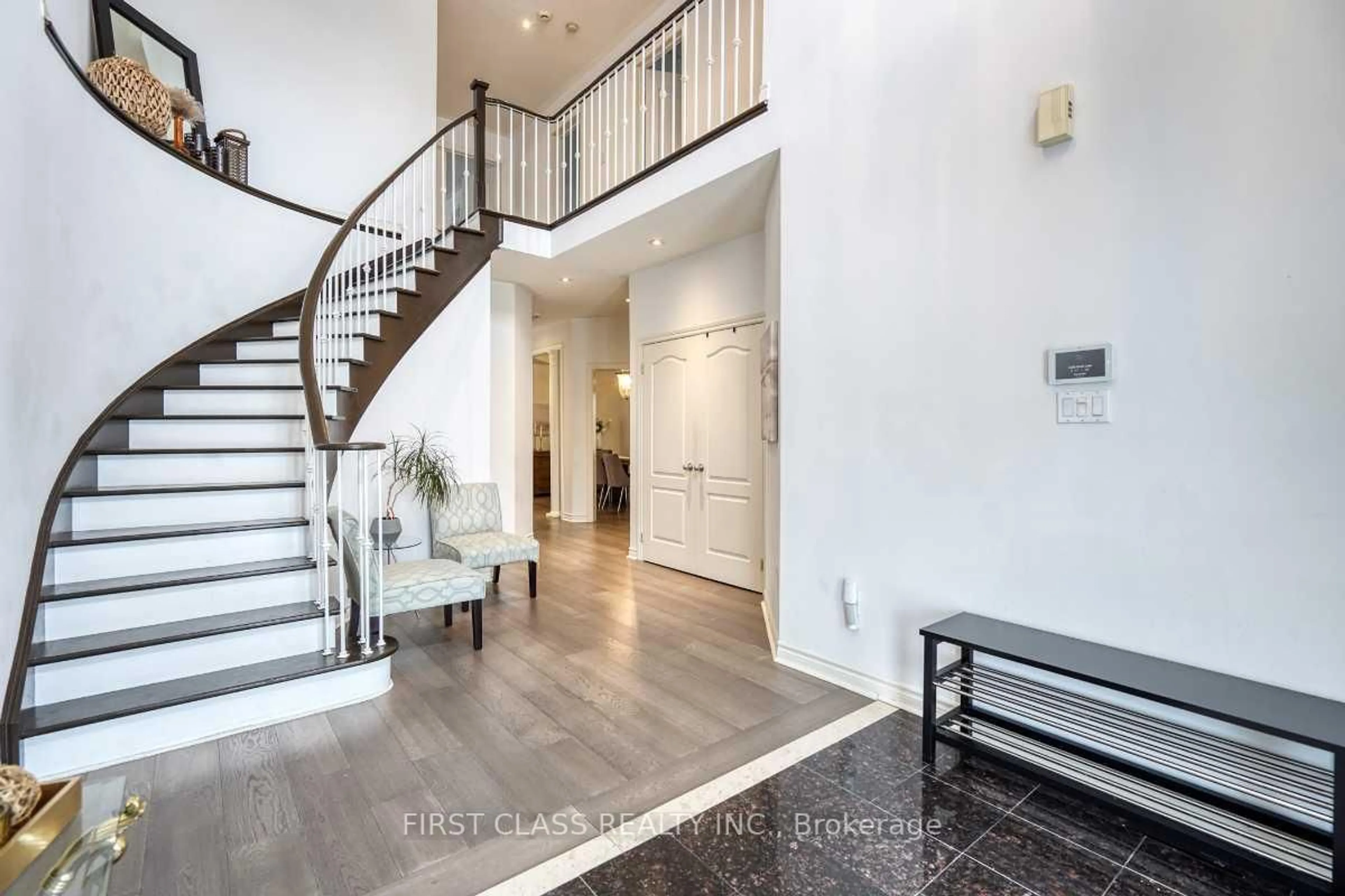 Indoor entryway for 36 Brackenwood Ave, Richmond Hill Ontario L4S 2P3
