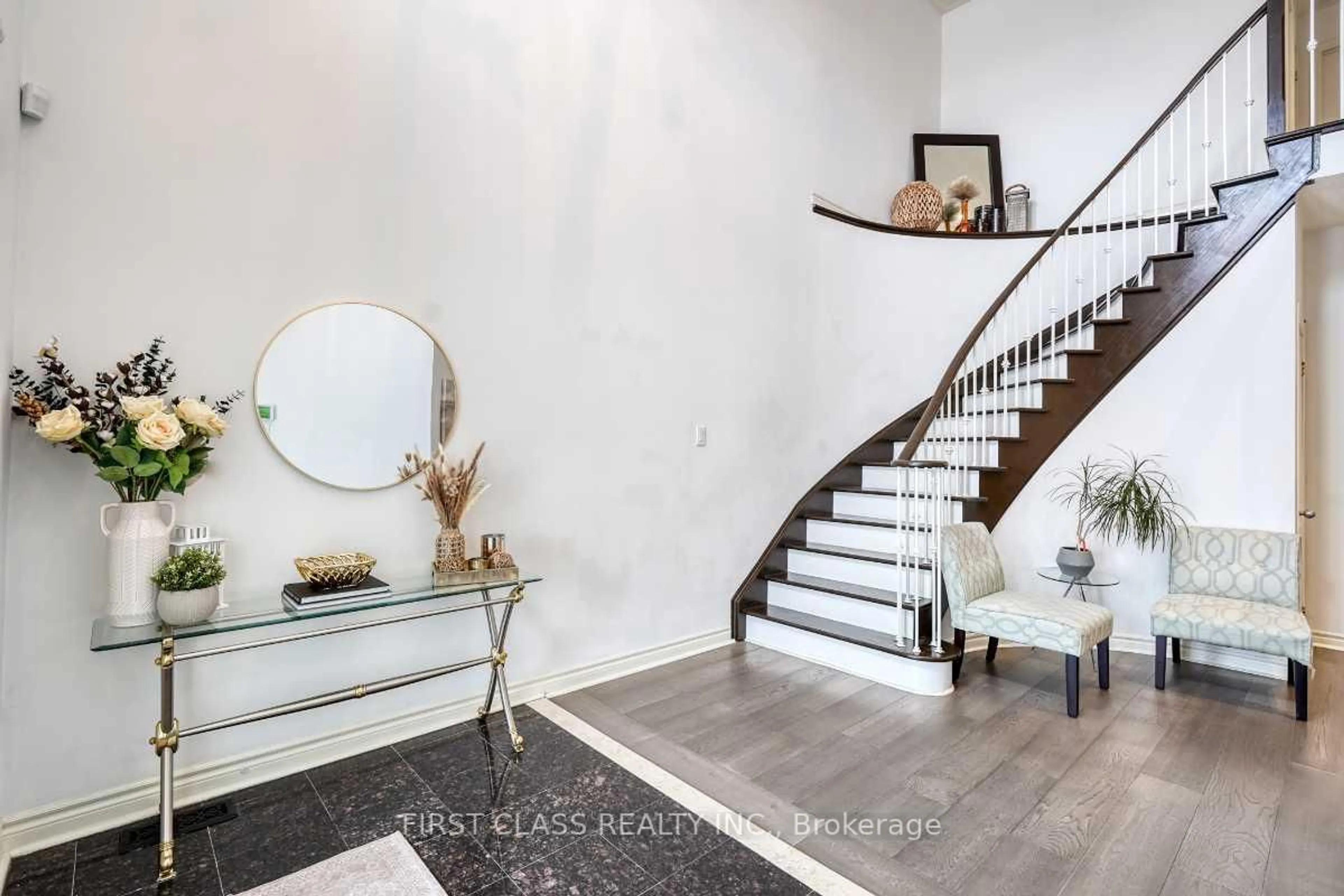 Indoor entryway for 36 Brackenwood Ave, Richmond Hill Ontario L4S 2P3