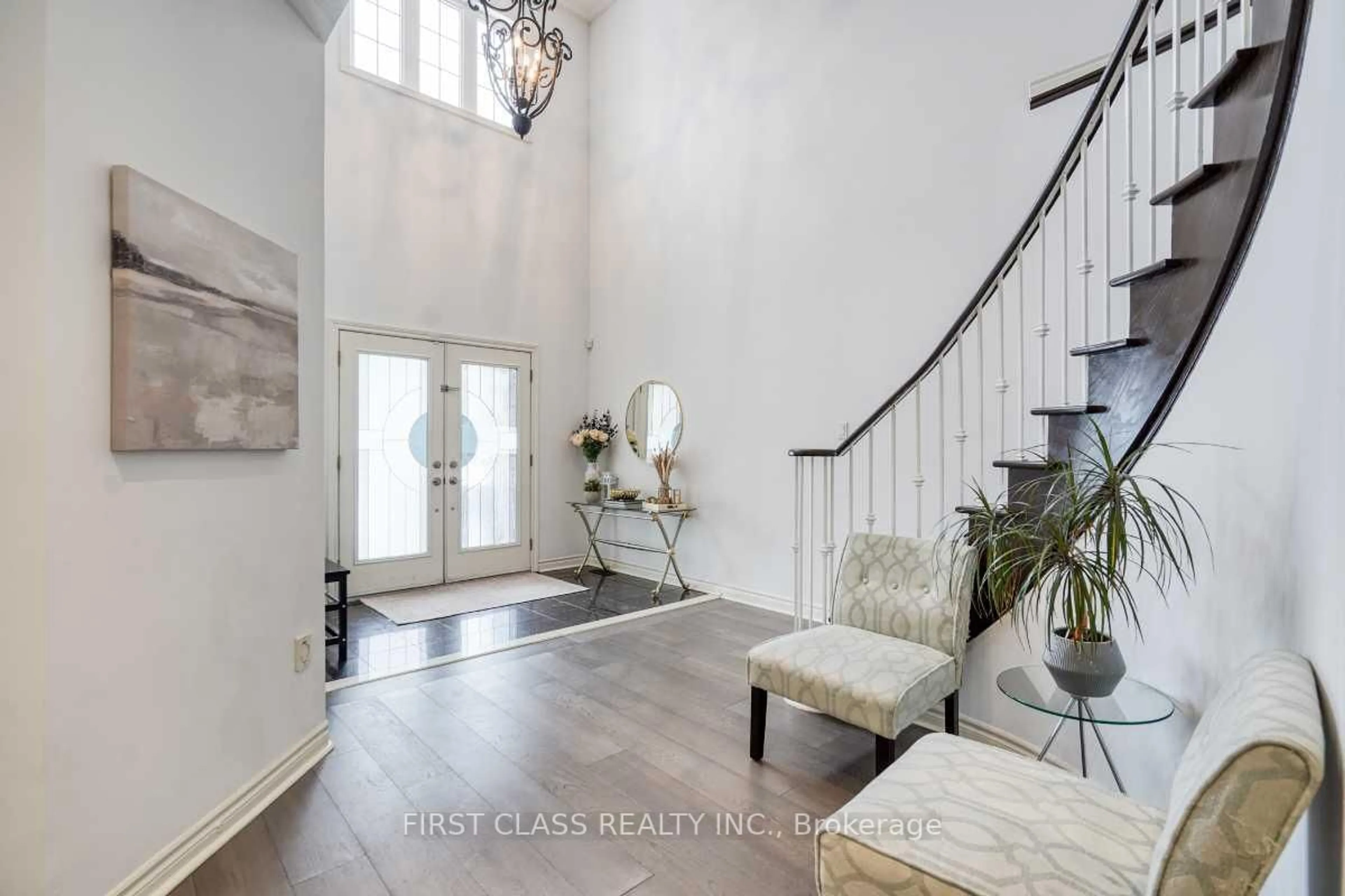 Indoor entryway for 36 Brackenwood Ave, Richmond Hill Ontario L4S 2P3