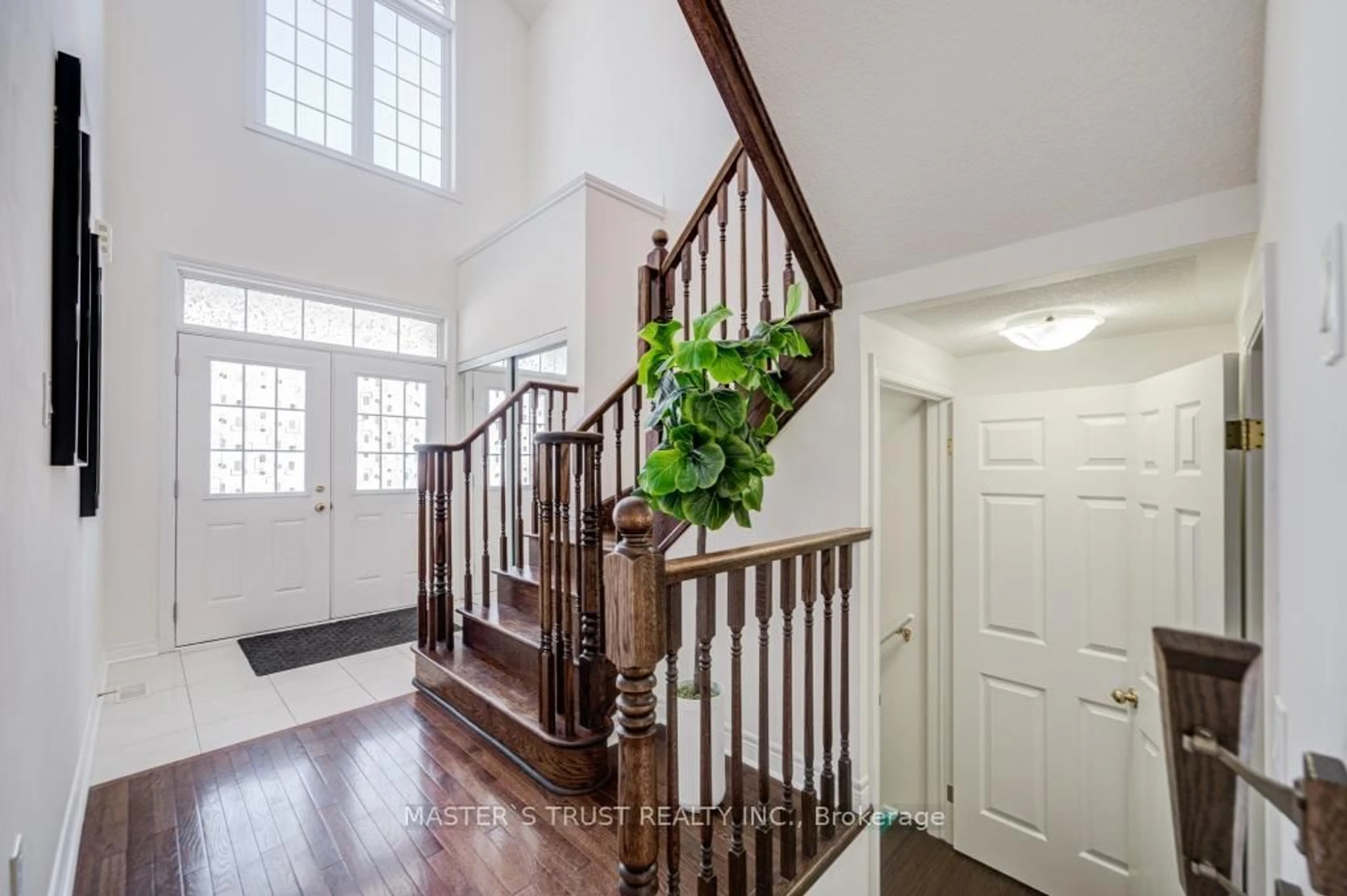 Indoor entryway for 56 Herefordshire Cres, East Gwillimbury Ontario L9N 0B7