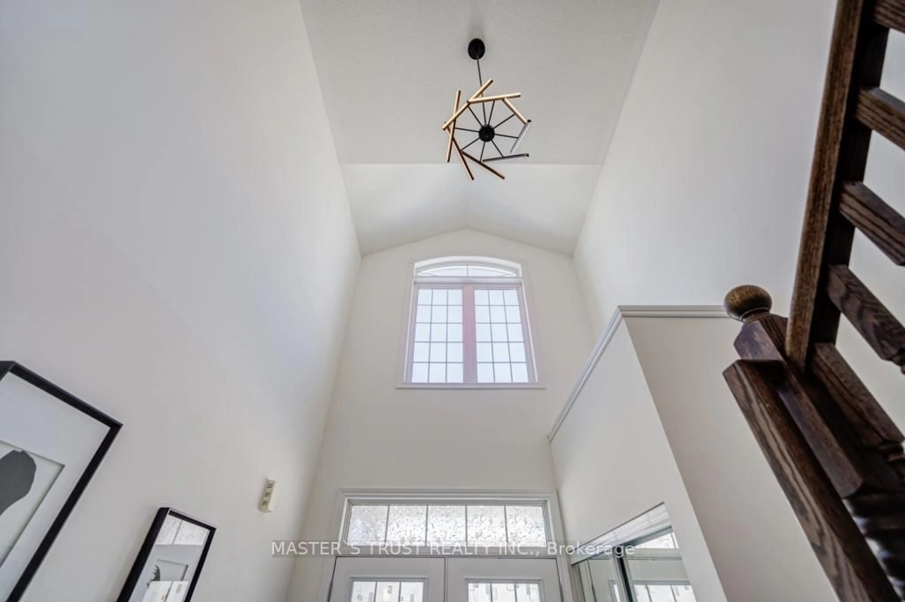 Indoor foyer for 56 Herefordshire Cres, East Gwillimbury Ontario L9N 0B7