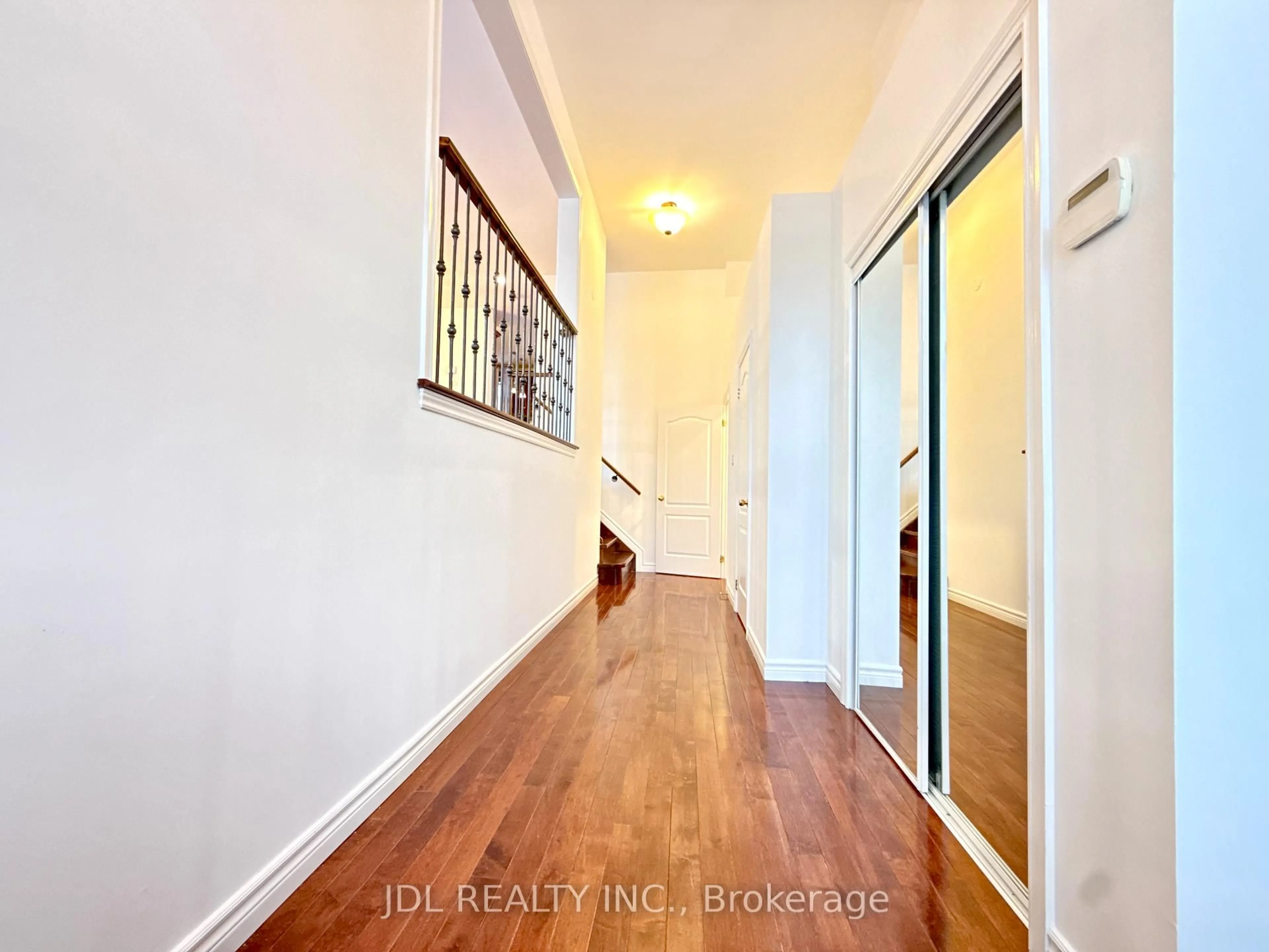 Indoor entryway for 69 Gail Parks Cres, Newmarket Ontario L3X 3B9