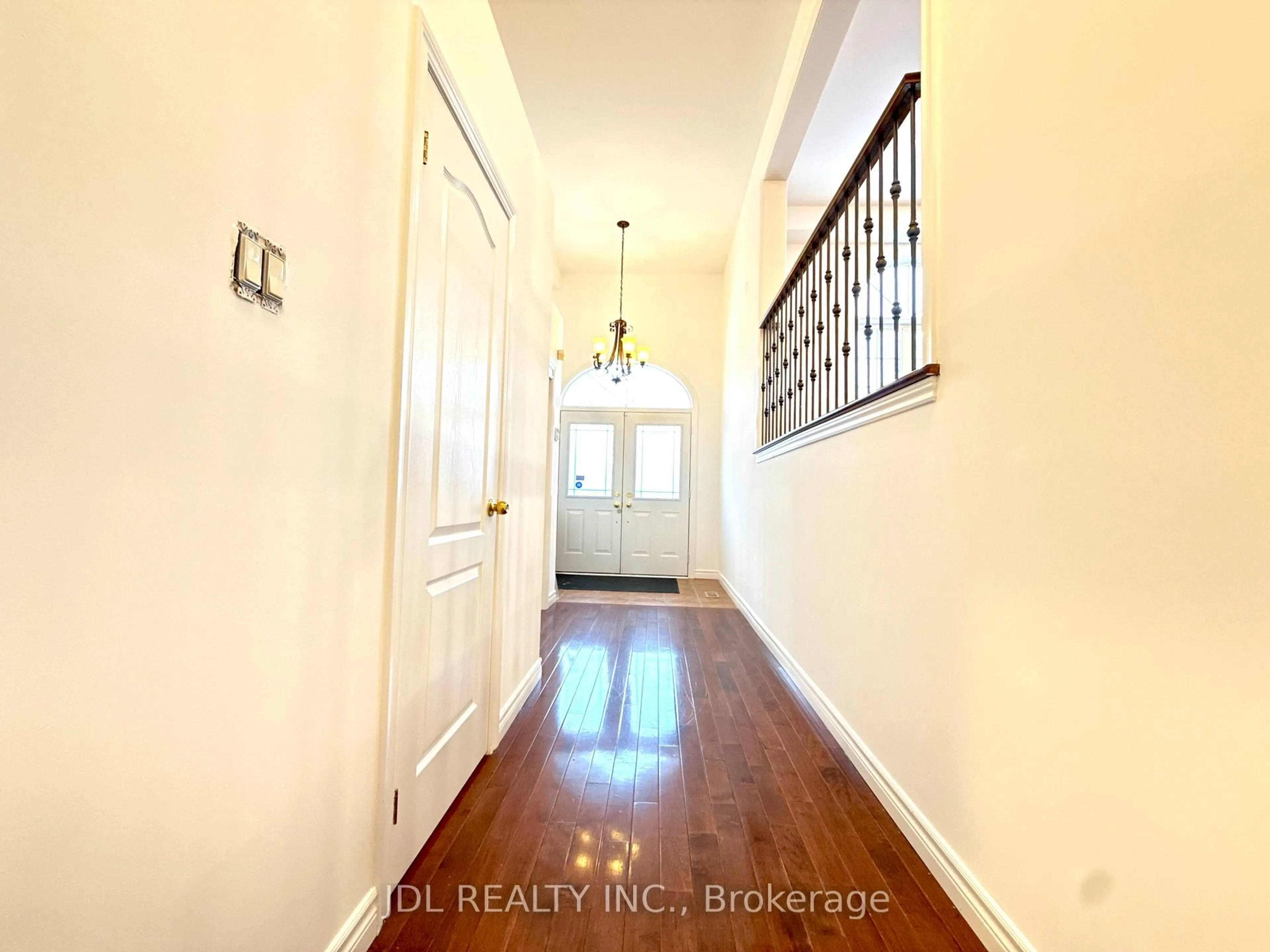 Indoor entryway for 69 Gail Parks Cres, Newmarket Ontario L3X 3B9