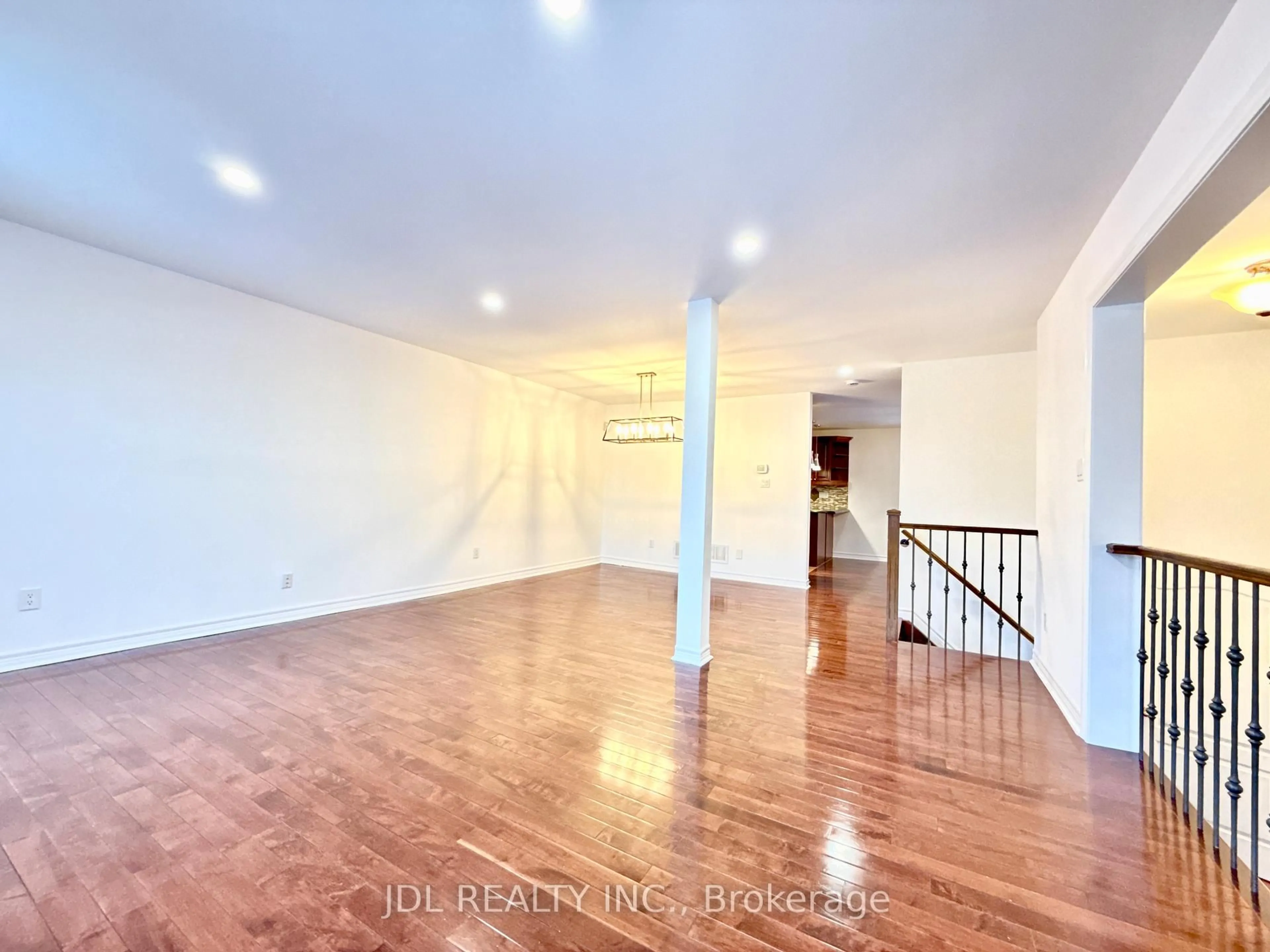 Indoor foyer for 69 Gail Parks Cres, Newmarket Ontario L3X 3B9