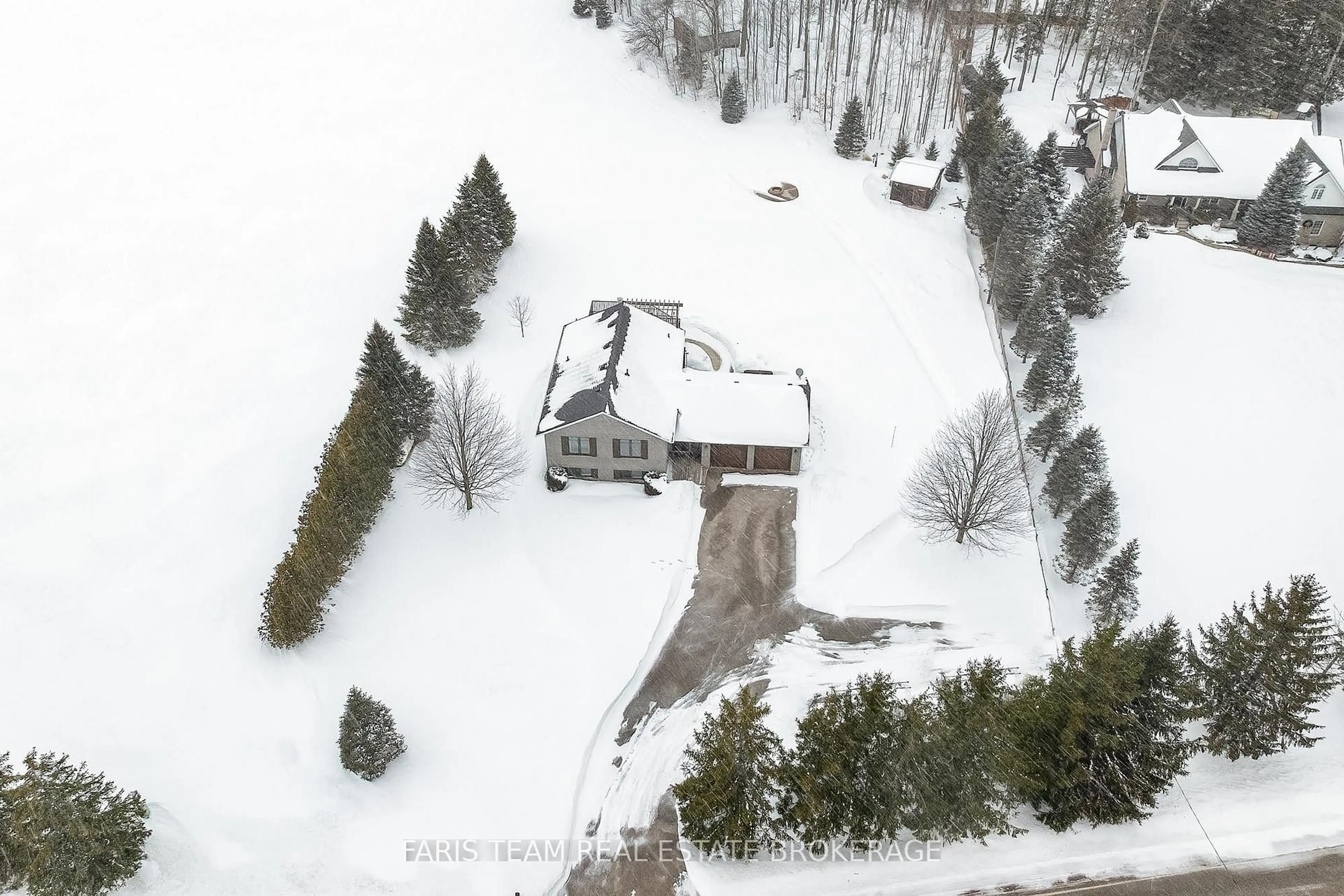 A pic from outside/outdoor area/front of a property/back of a property/a pic from drone, street for 5518 25 Sdrd, Essa Ontario L0M 1T0