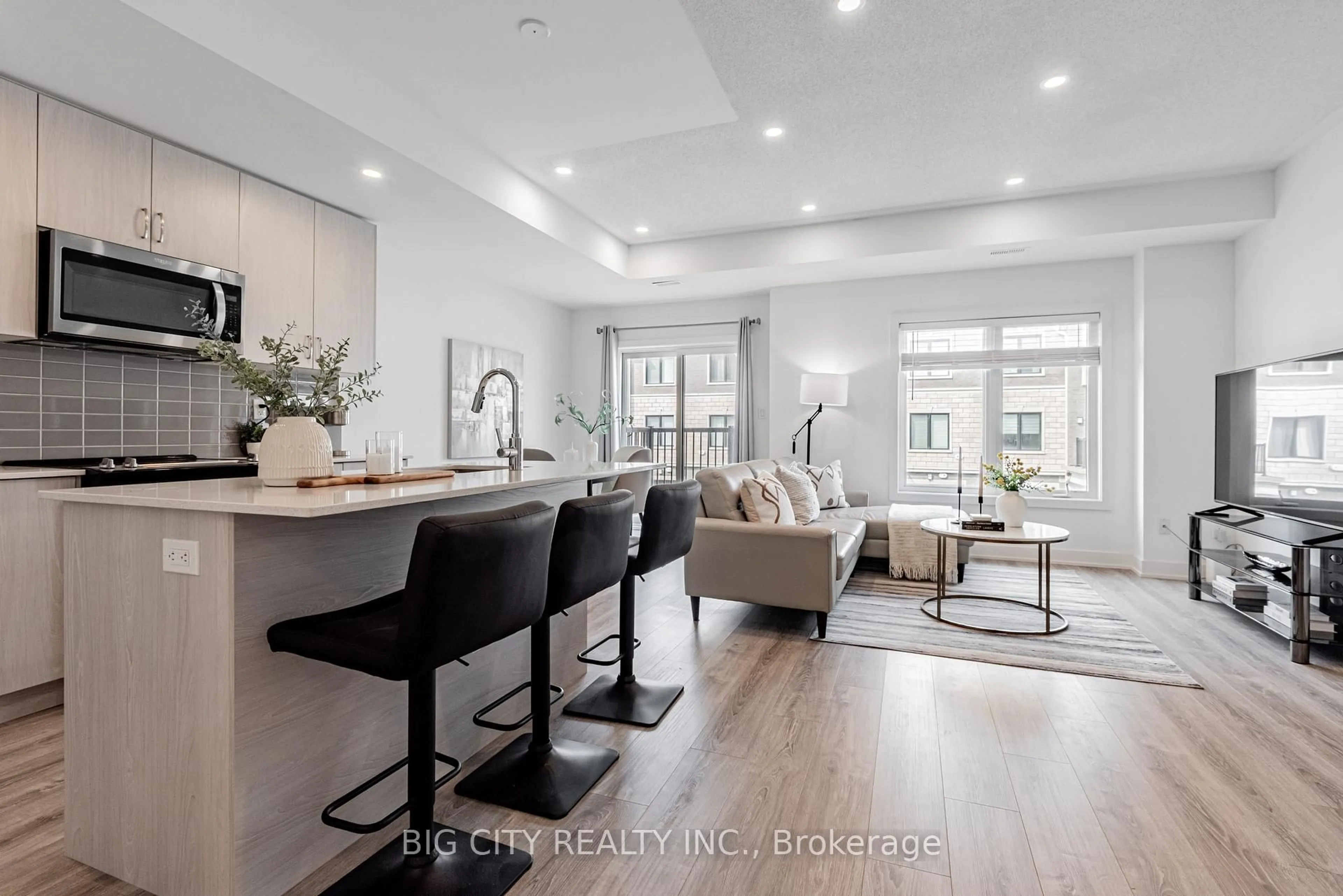 Open concept kitchen, unknown for 27 Canton Lane, Whitchurch-Stouffville Ontario L4A 4W8