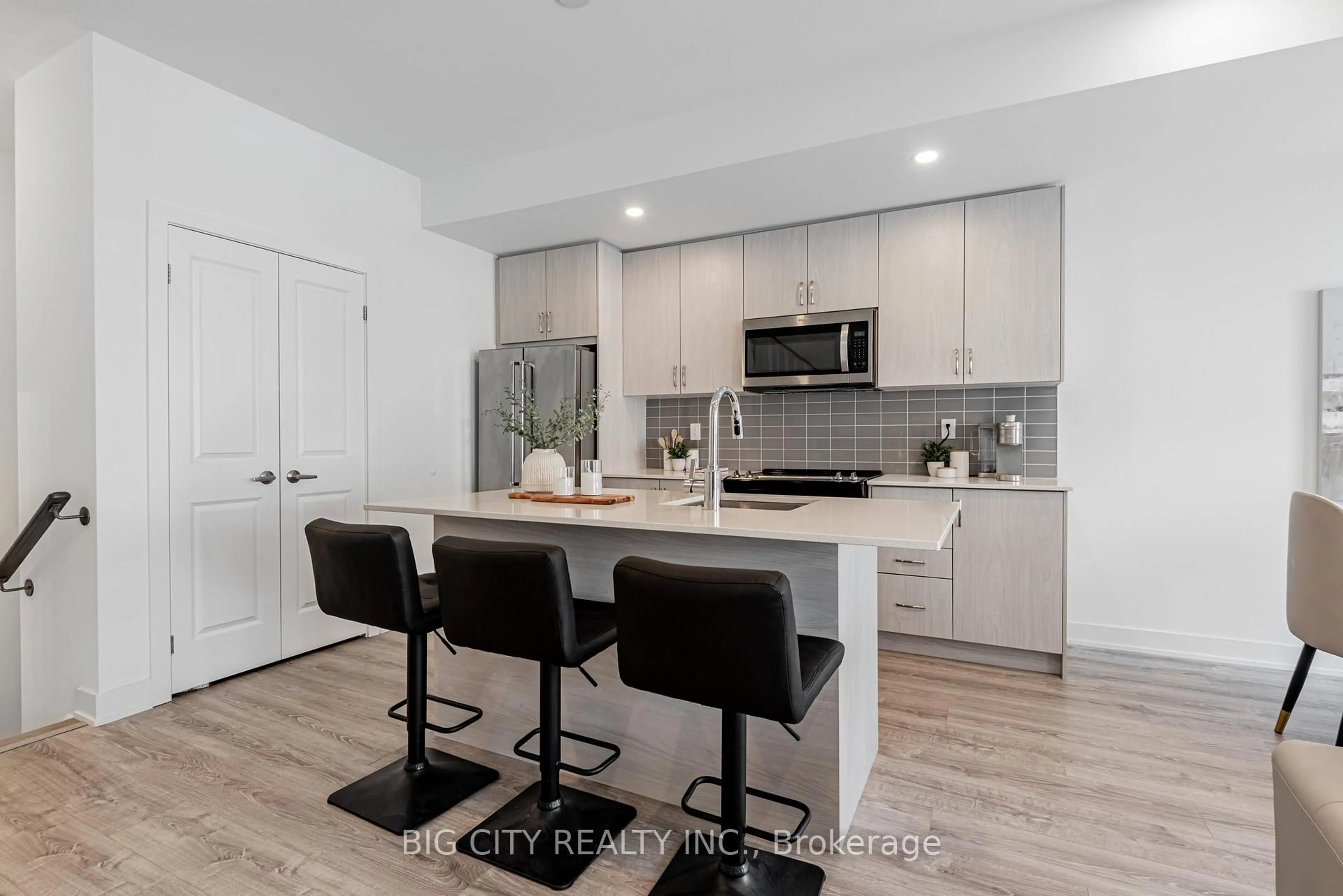 Open concept kitchen, unknown for 27 Canton Lane, Whitchurch-Stouffville Ontario L4A 4W8