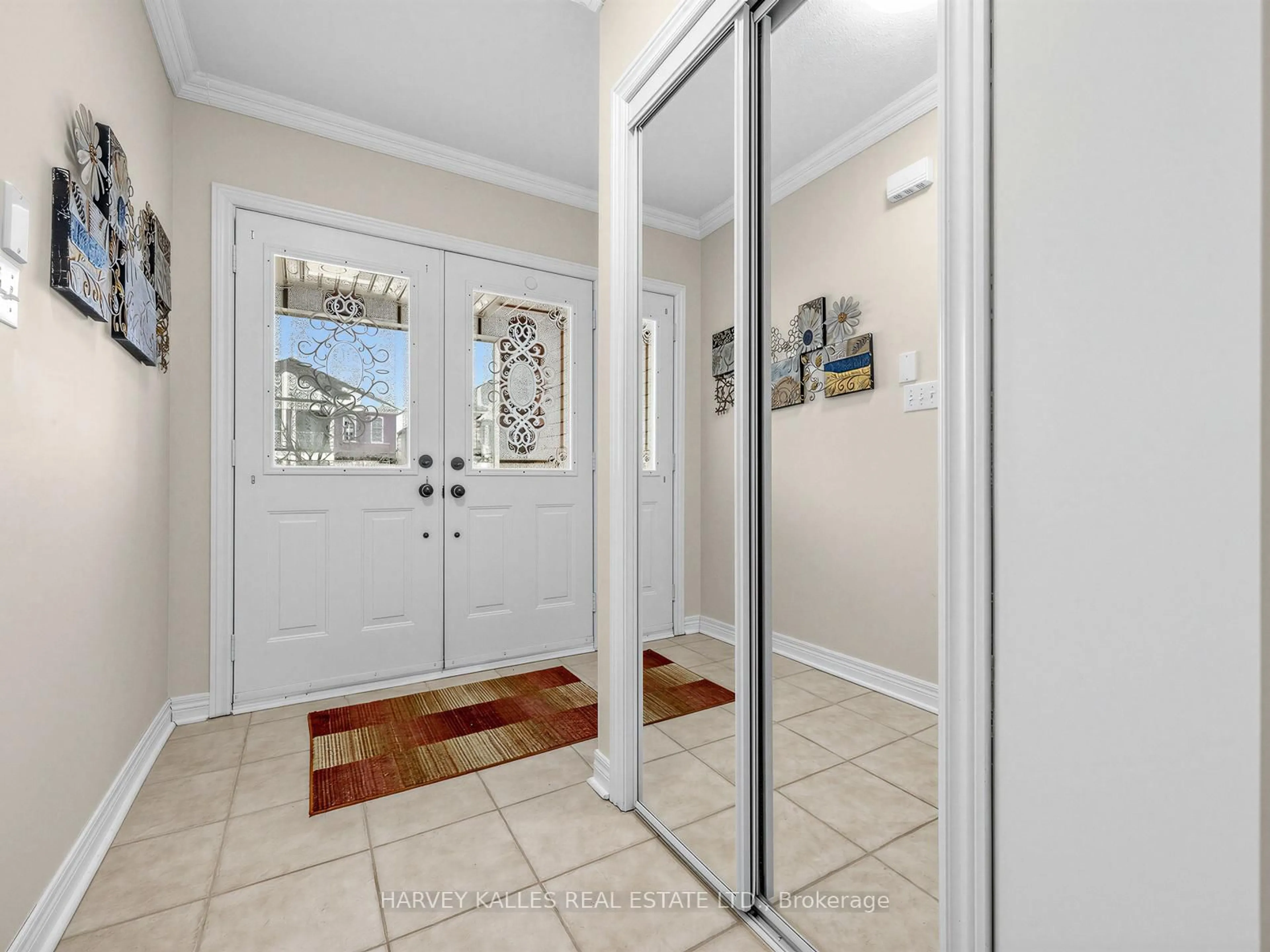 Indoor entryway for 188 Warwick Cres, Newmarket Ontario L3X 2S3