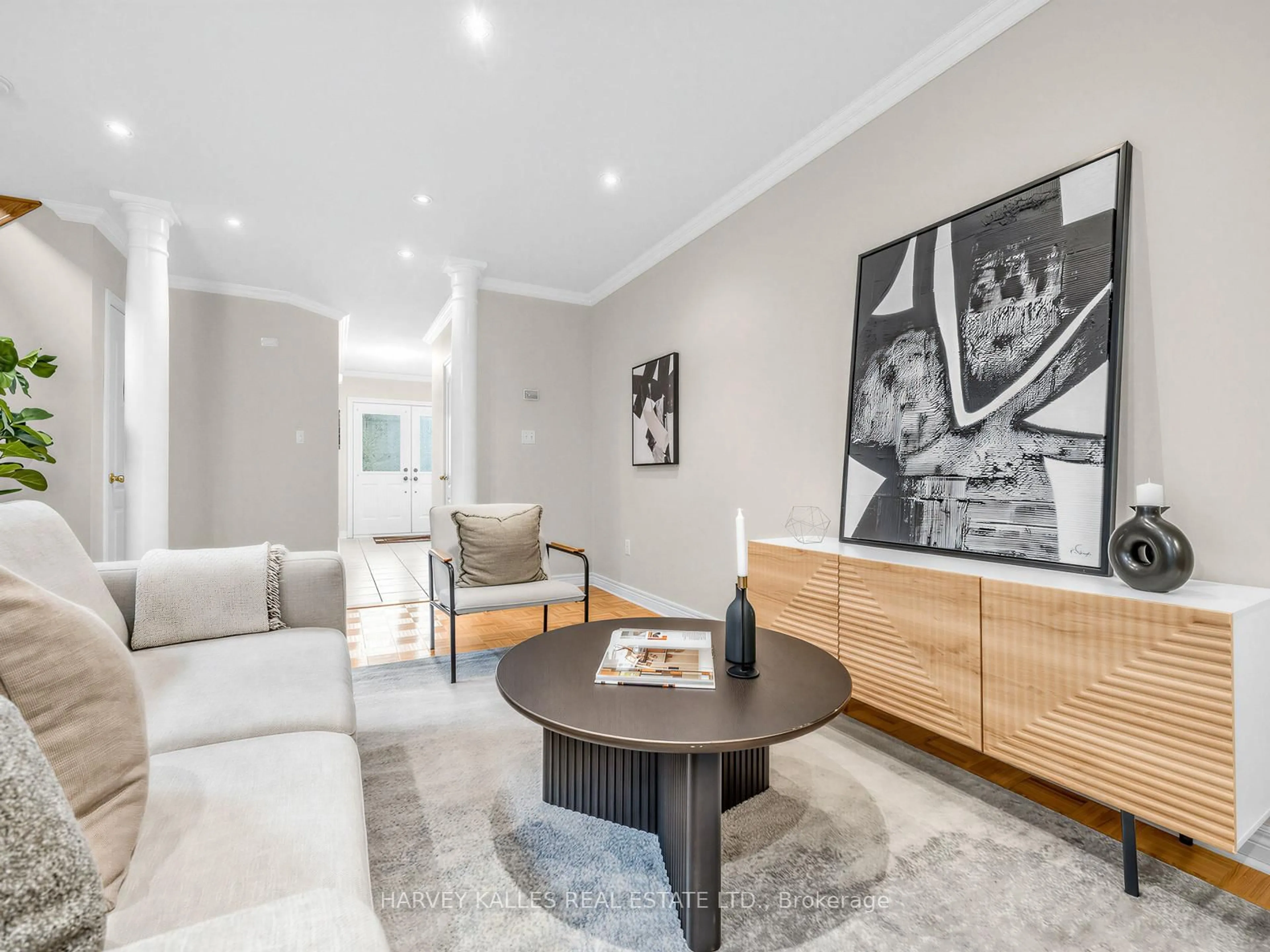 Living room with furniture, unknown for 188 Warwick Cres, Newmarket Ontario L3X 2S3