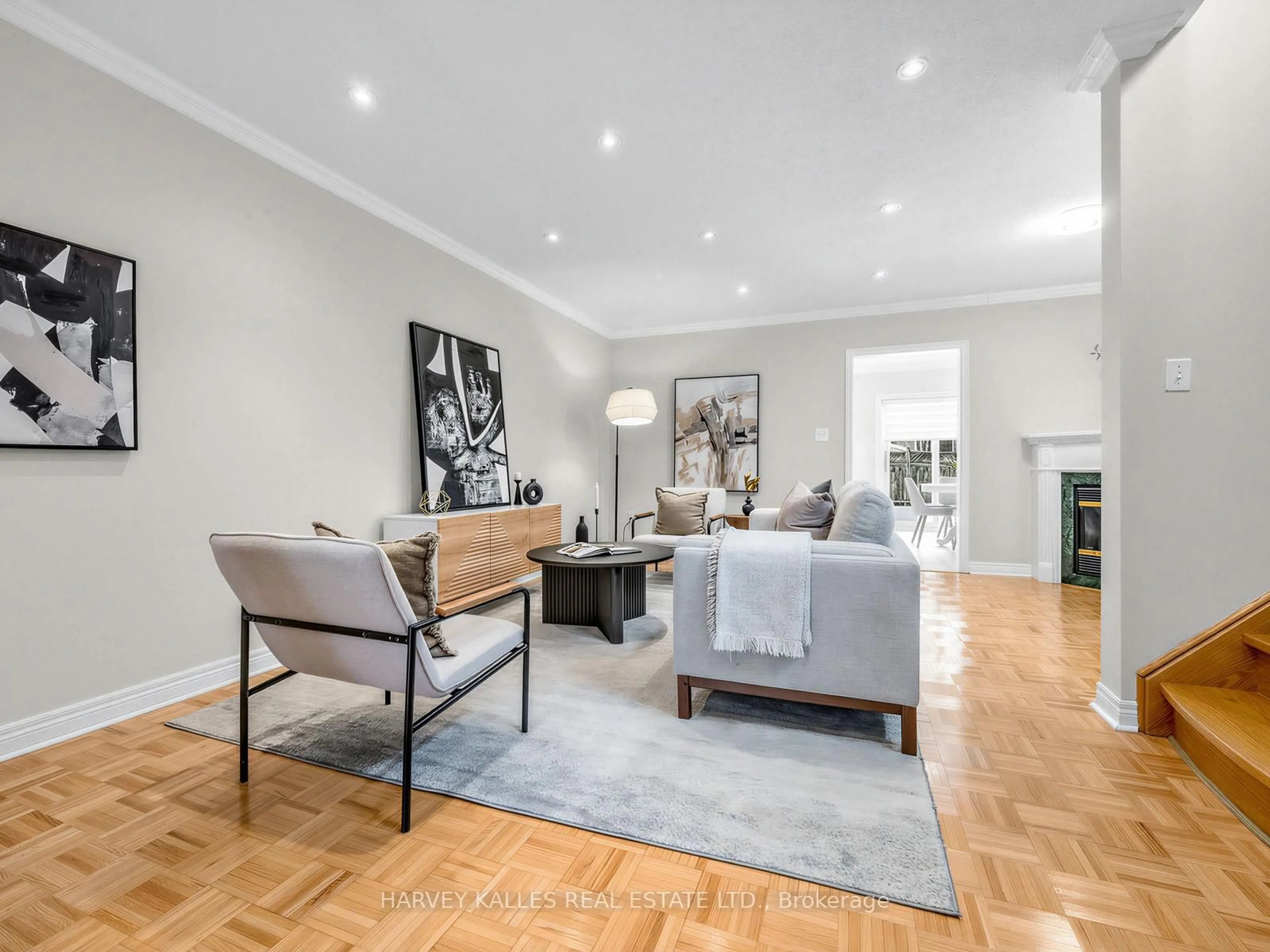 Living room with furniture, unknown for 188 Warwick Cres, Newmarket Ontario L3X 2S3