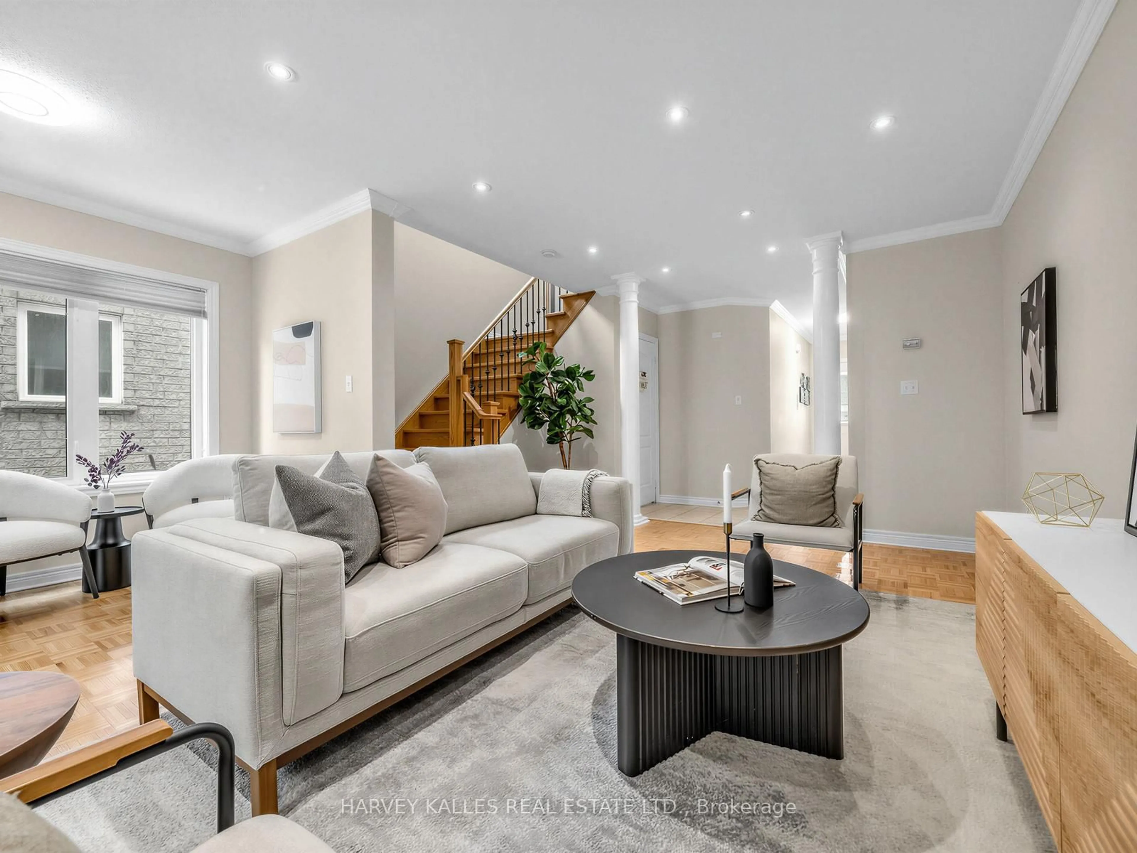 Living room with furniture, unknown for 188 Warwick Cres, Newmarket Ontario L3X 2S3