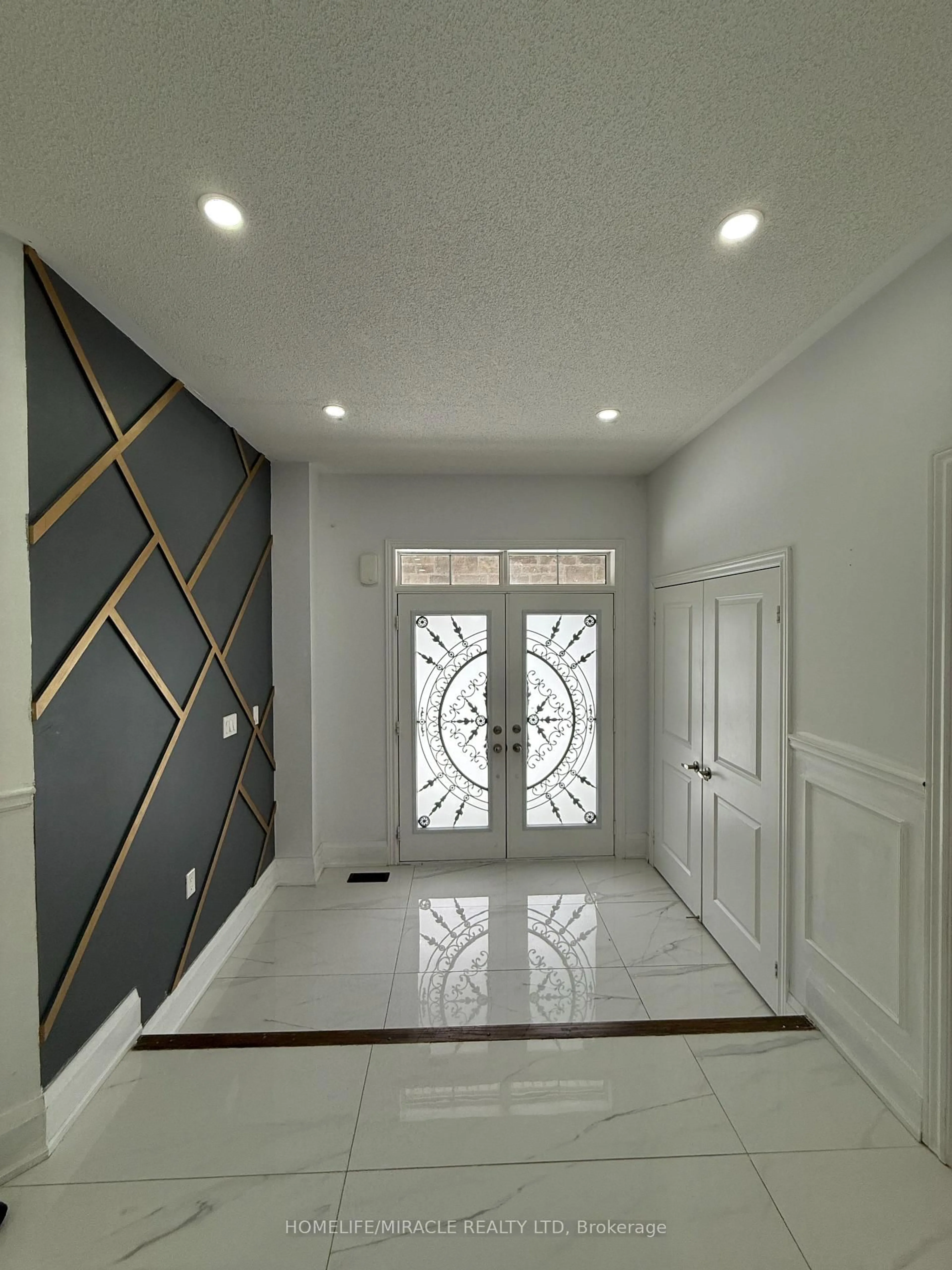 Indoor foyer for 277 Gibson Circ, Bradford West Gwillimbury Ontario L3Z 0X2