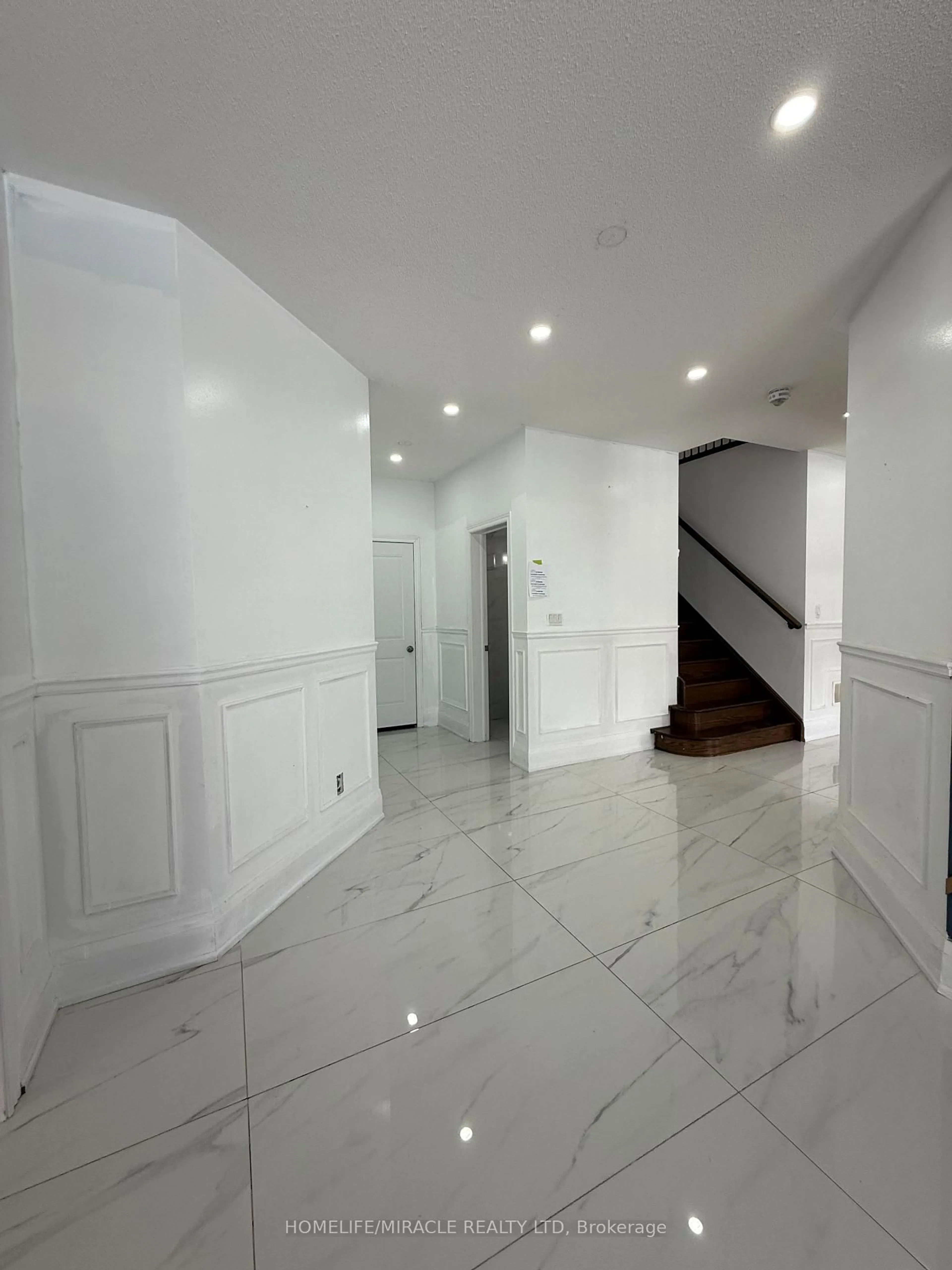 Indoor foyer for 277 Gibson Circ, Bradford West Gwillimbury Ontario L3Z 0X2