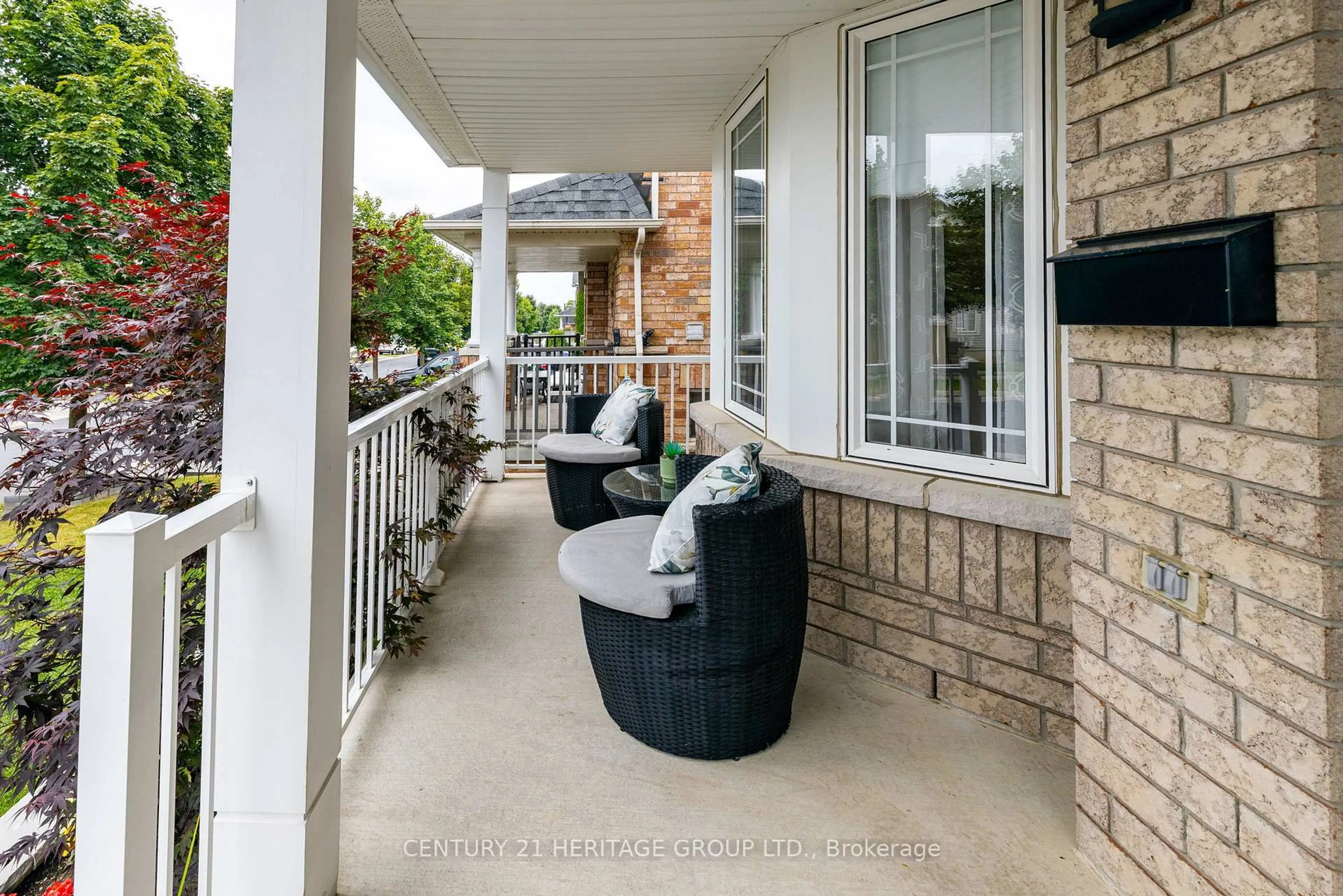 Patio, street for 106 Laurendale Ave, Georgina Ontario L4P 4E8