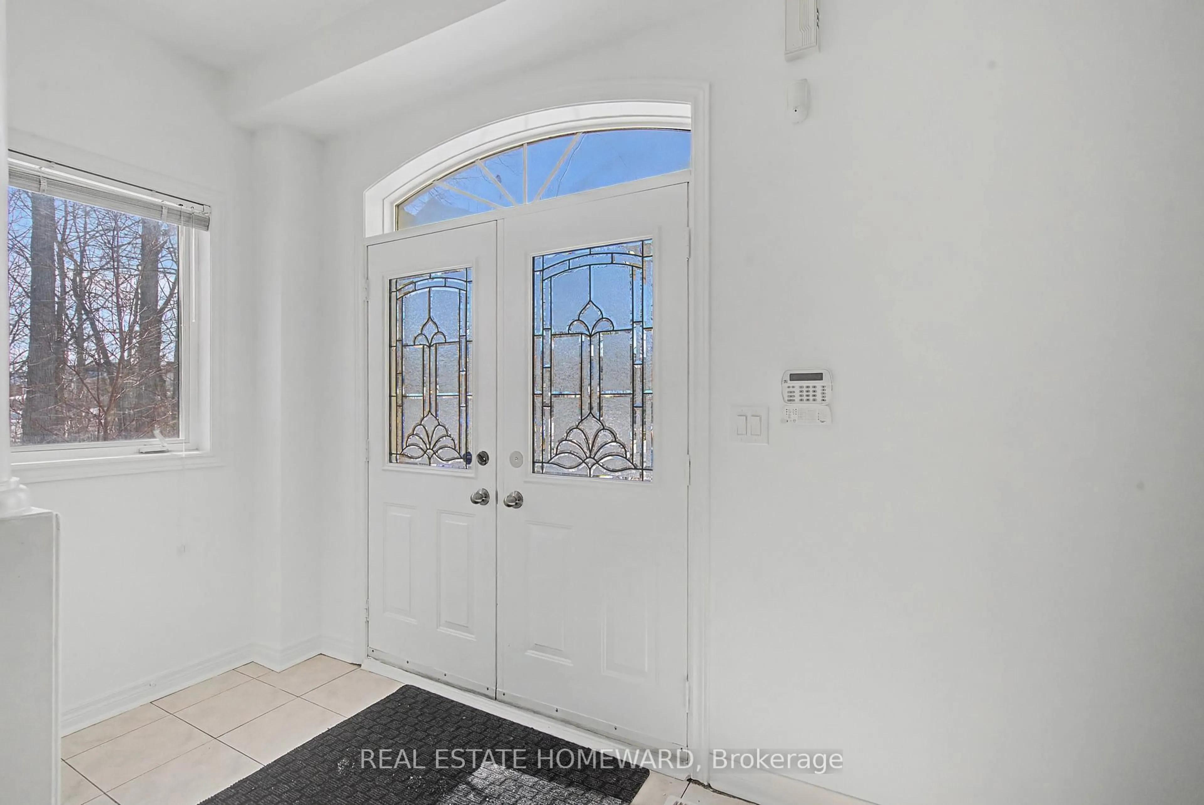 Indoor entryway for 173 Forestwood St, Richmond Hill Ontario L4S 1Y3
