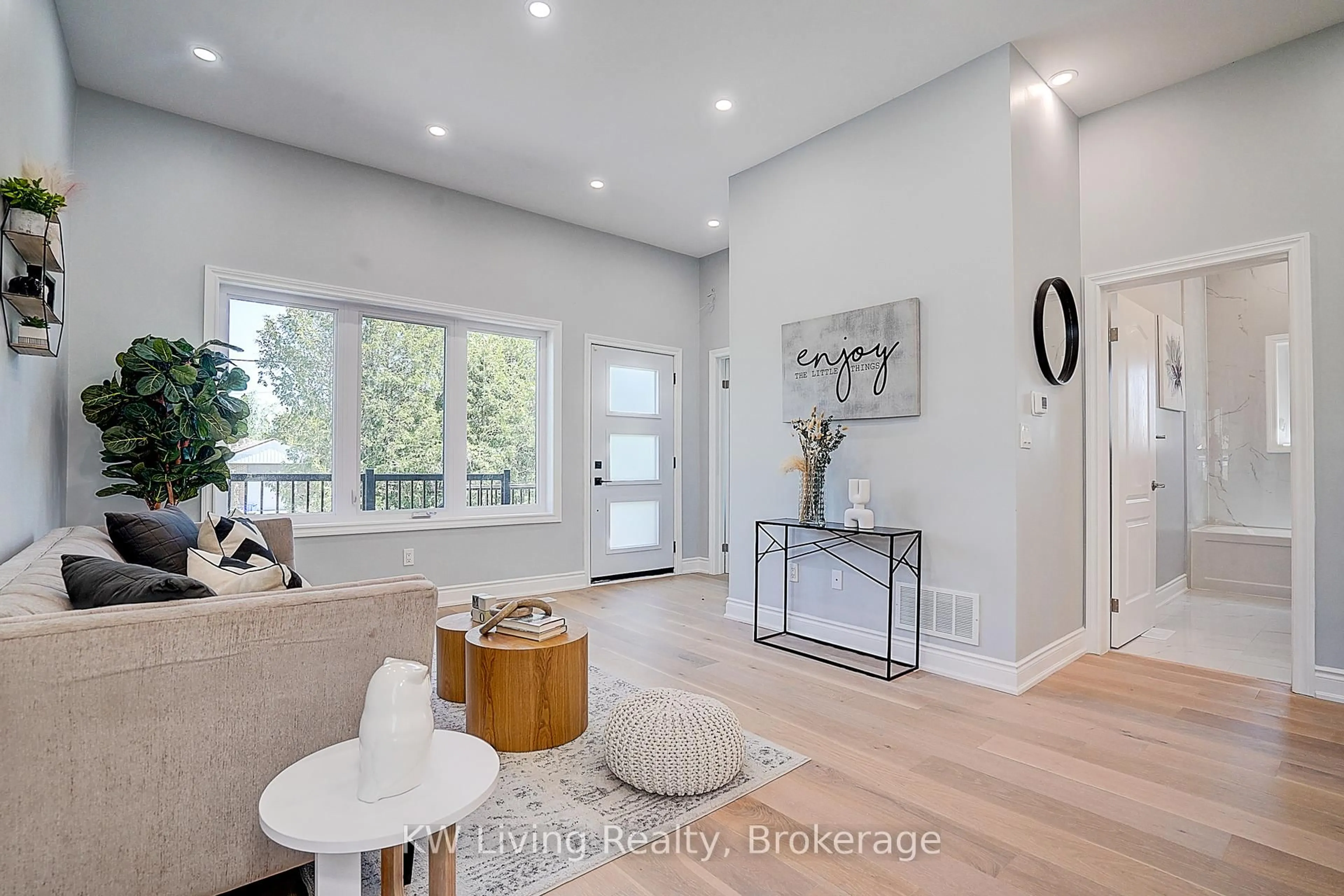 Living room with furniture, unknown for 15 Farley Circ, Georgina Ontario L0E 1S0