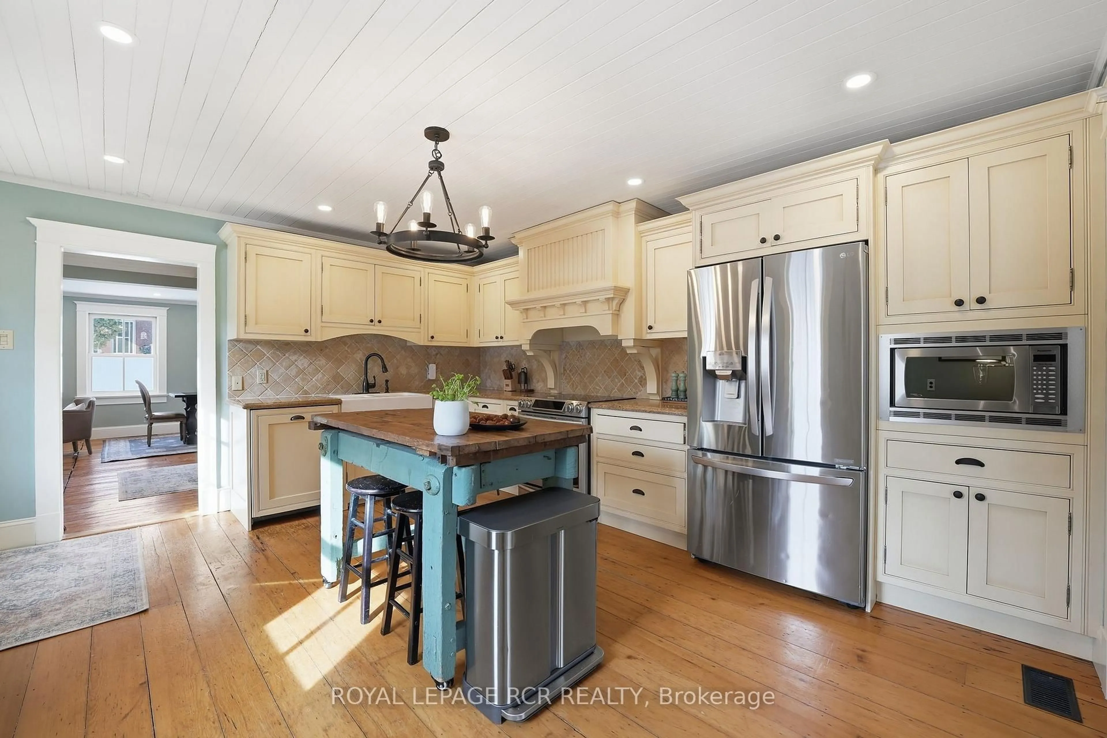 Open concept kitchen, unknown for 435 Kettleby Rd, King Ontario L7B 0C9